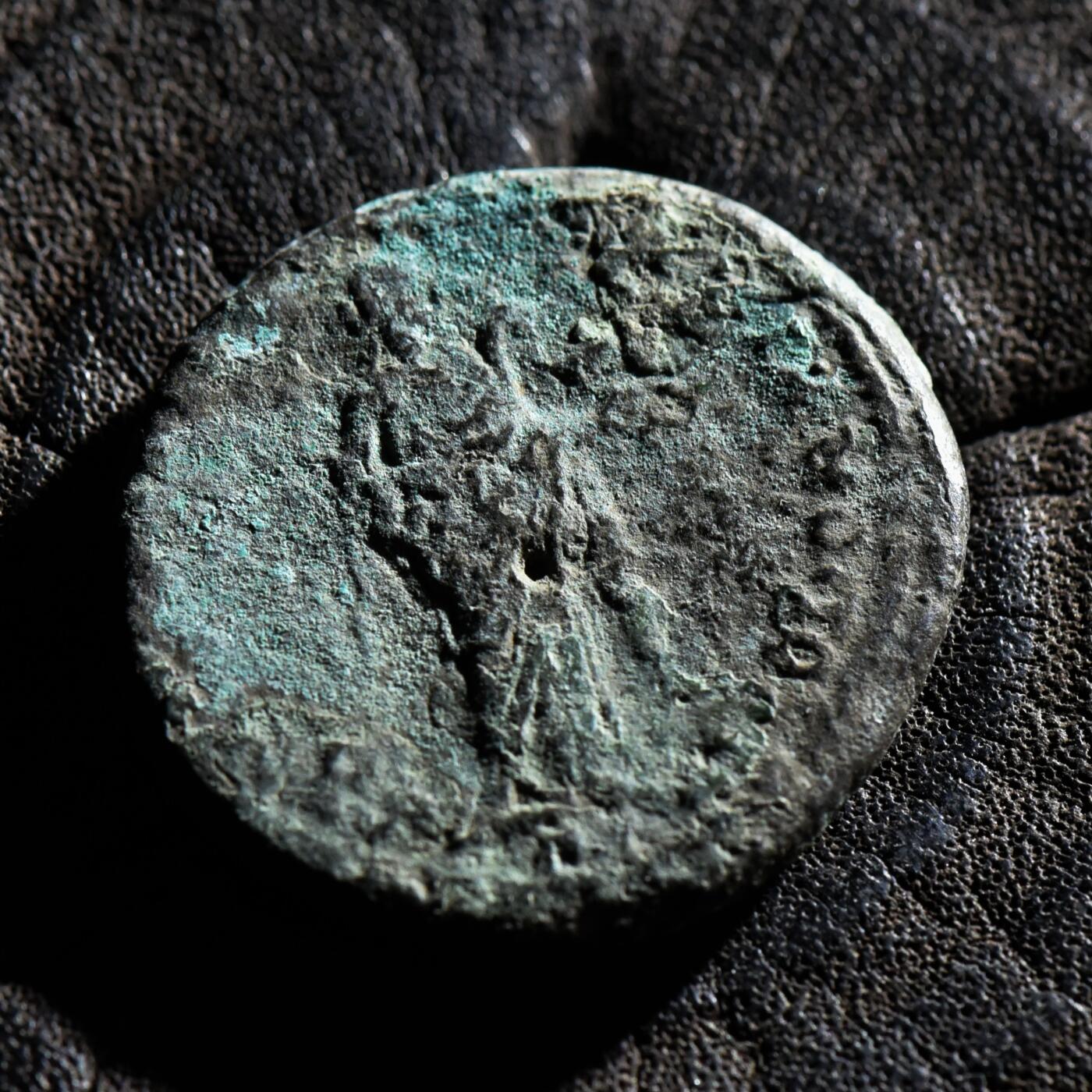 【良泉】第45期【直播场】1月15日晚19.30点开拍！ 208组，西方古代钱币、丝路古珠杂项专场 公元222-235年【古罗马·行省】【马恰诺波里斯】塞维鲁·亚历山大“许癸厄亚喂蛇”大铜币，8.6克