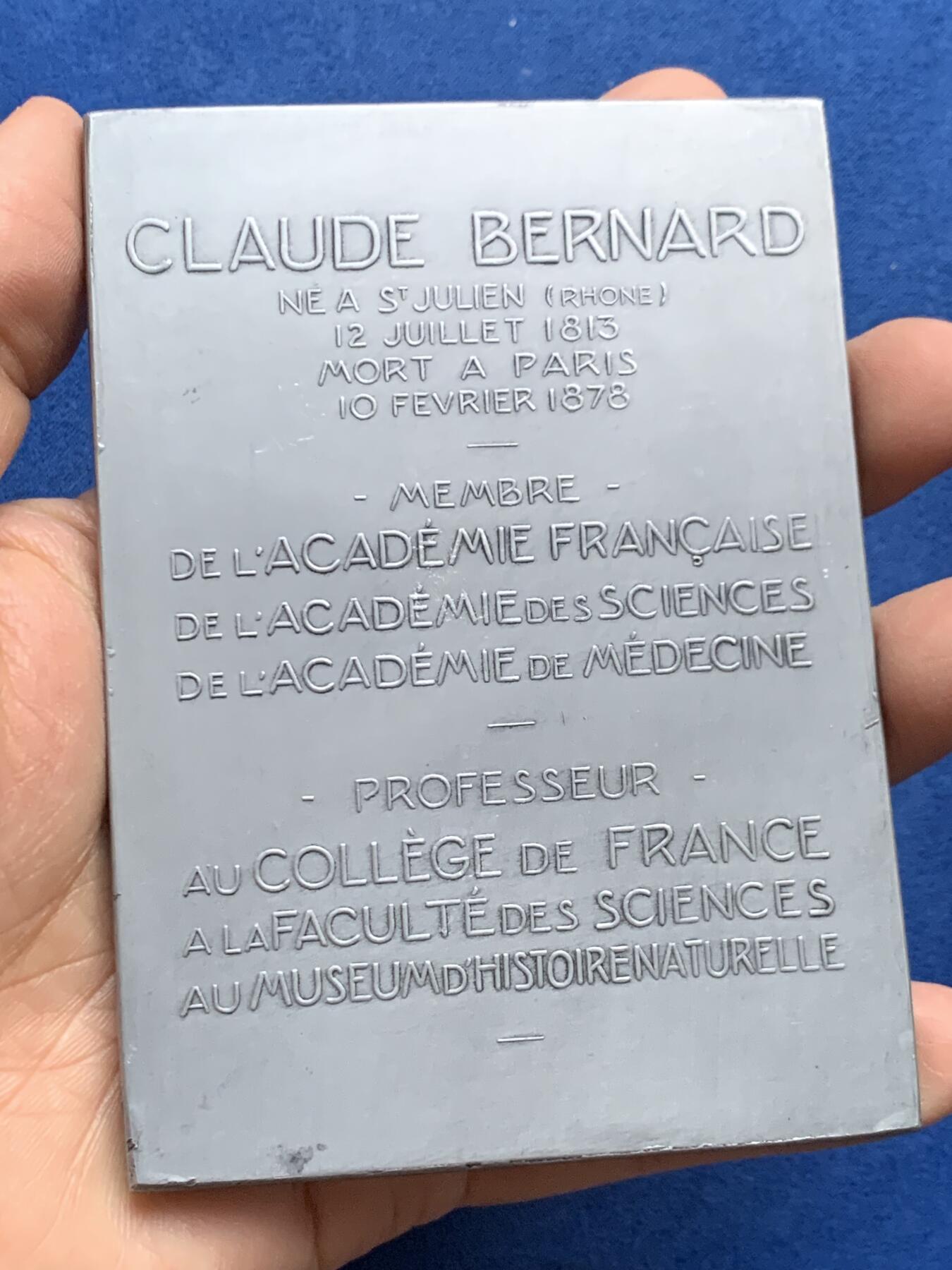 《竞宝斋》第452场 周日，周一 2场连拍 （全场包邮，欢迎送拍） 1913年法国生物学家克劳德纳德诞辰百年铝质纪念章 133.2克 80*110.5mm 三角边铭 带盒 好品保存不易