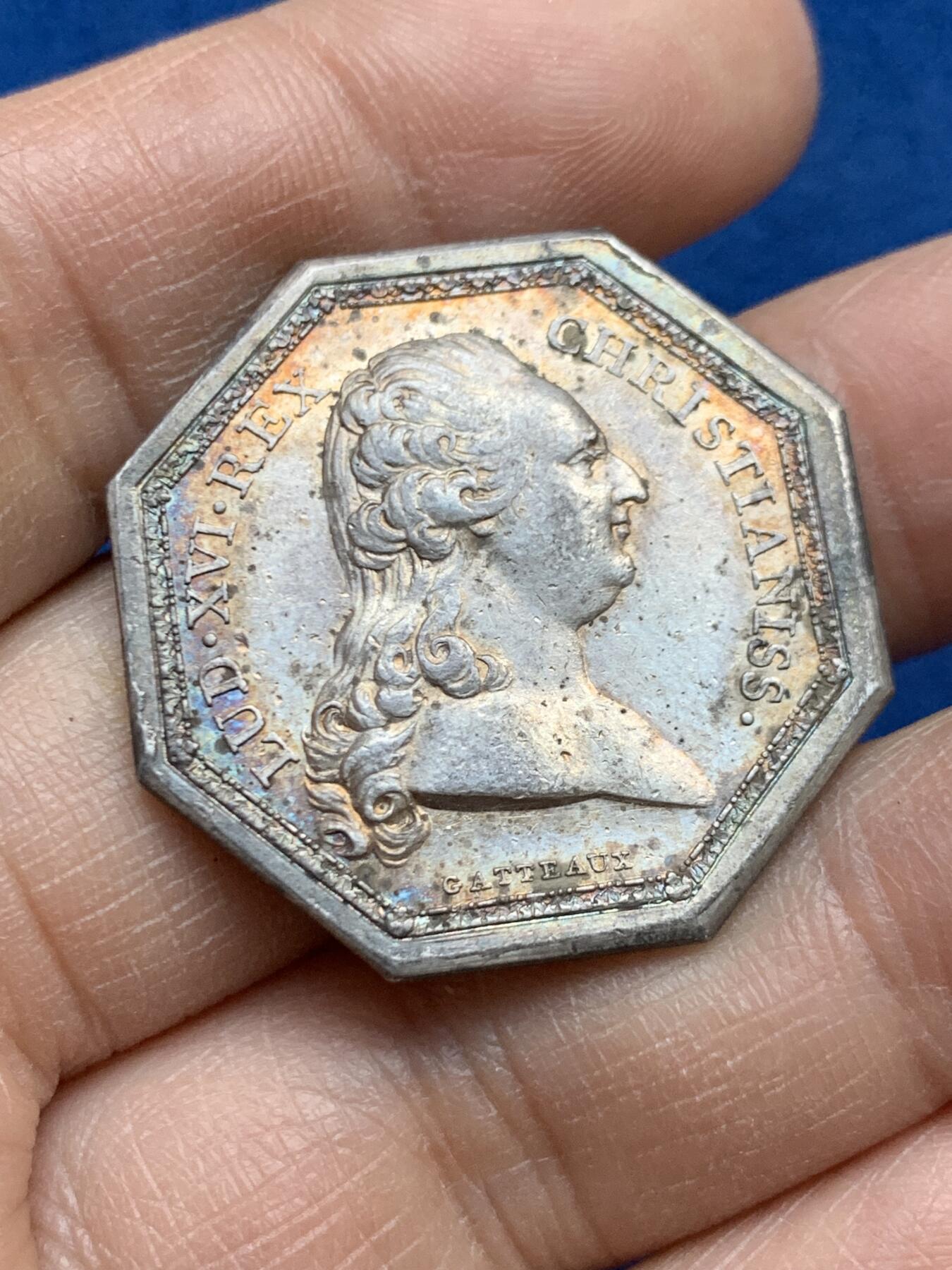 《竞宝斋》第452场 周日，周一 2场连拍 （全场包邮，欢迎送拍） 法国17XX年路易十六皇家宝藏八角银质代币，背面花纹组成皇家纹章，原铸无边铭，31.6mm，12克