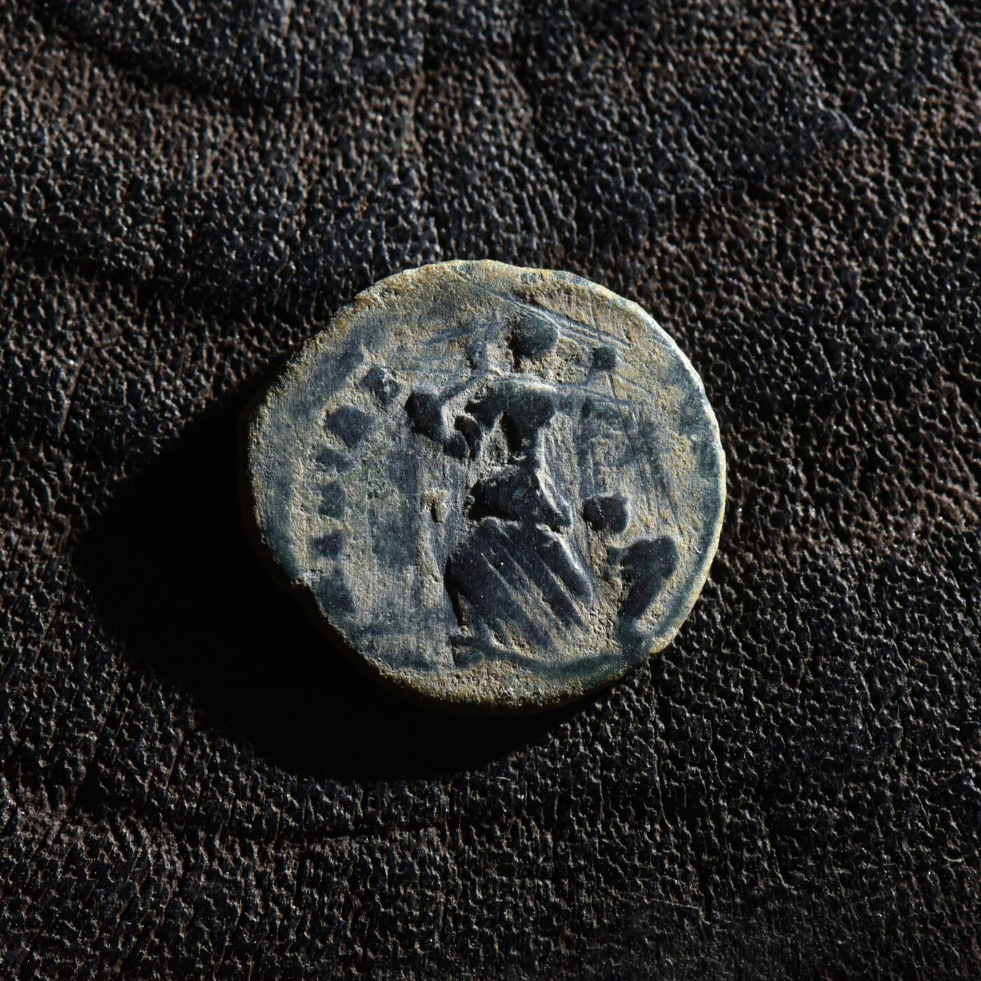 【良泉】第45期【直播场】1月15日晚19.30点开拍！ 208组，西方古代钱币、丝路古珠杂项专场 【微型】公元395-408年【古罗马】东罗马帝国，阿尔卡狄乌斯“胜利女神俘虏蛮族”铜币，1.27克