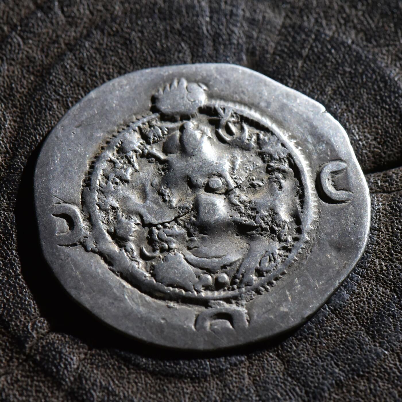 【良泉】第45期【直播场】1月15日晚19.30点开拍！ 208组，西方古代钱币、丝路古珠杂项专场 公元531-579年【萨珊帝国】库思老一世，一德拉克马，3.98克