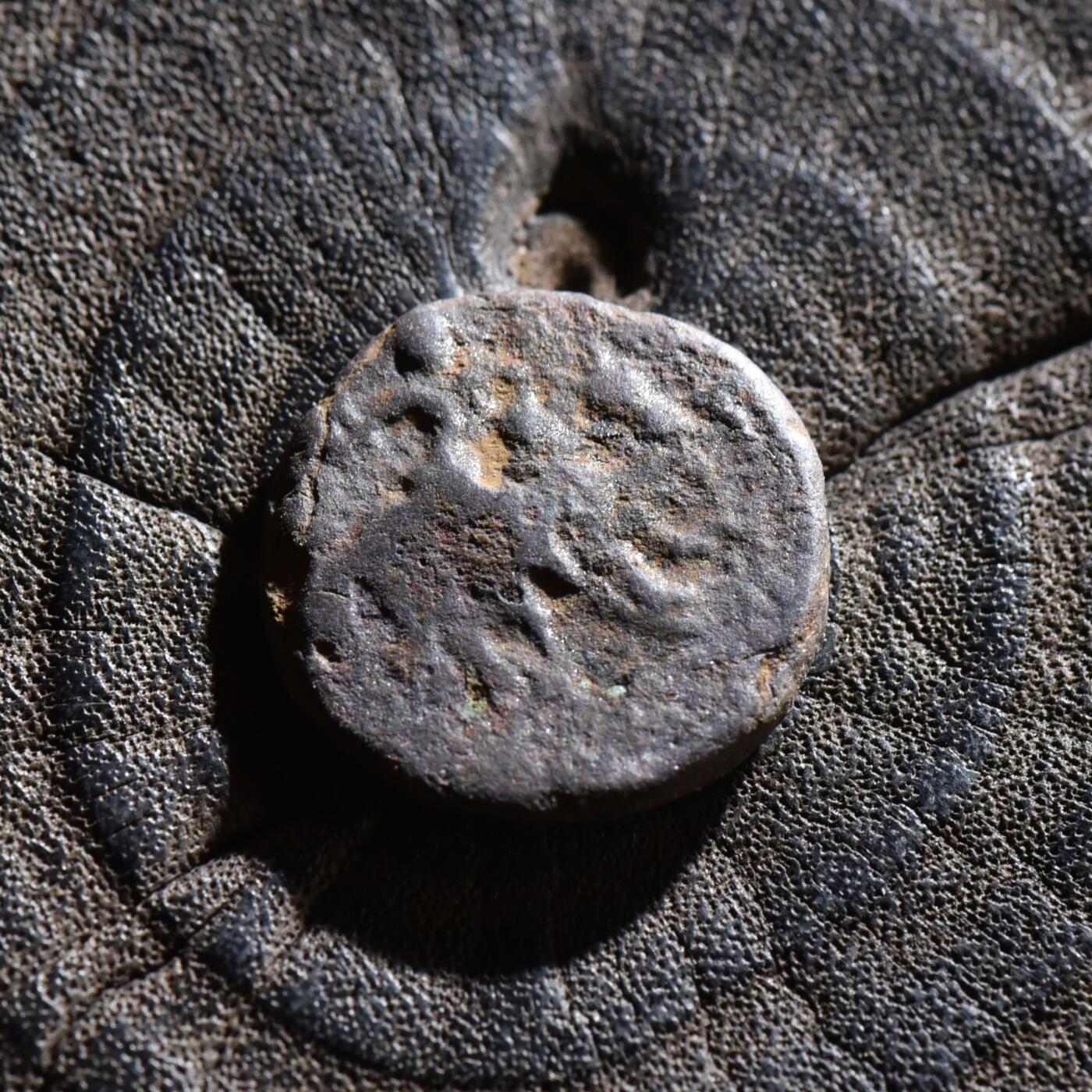 【良泉】第45期【直播场】1月15日晚19.30点开拍！ 208组，西方古代钱币、丝路古珠杂项专场 【小面值版】公元100-128年【贵霜帝国】第三任国王，威玛·卡迪菲兹（阎膏珍）一德拉克马铜币，2.88克