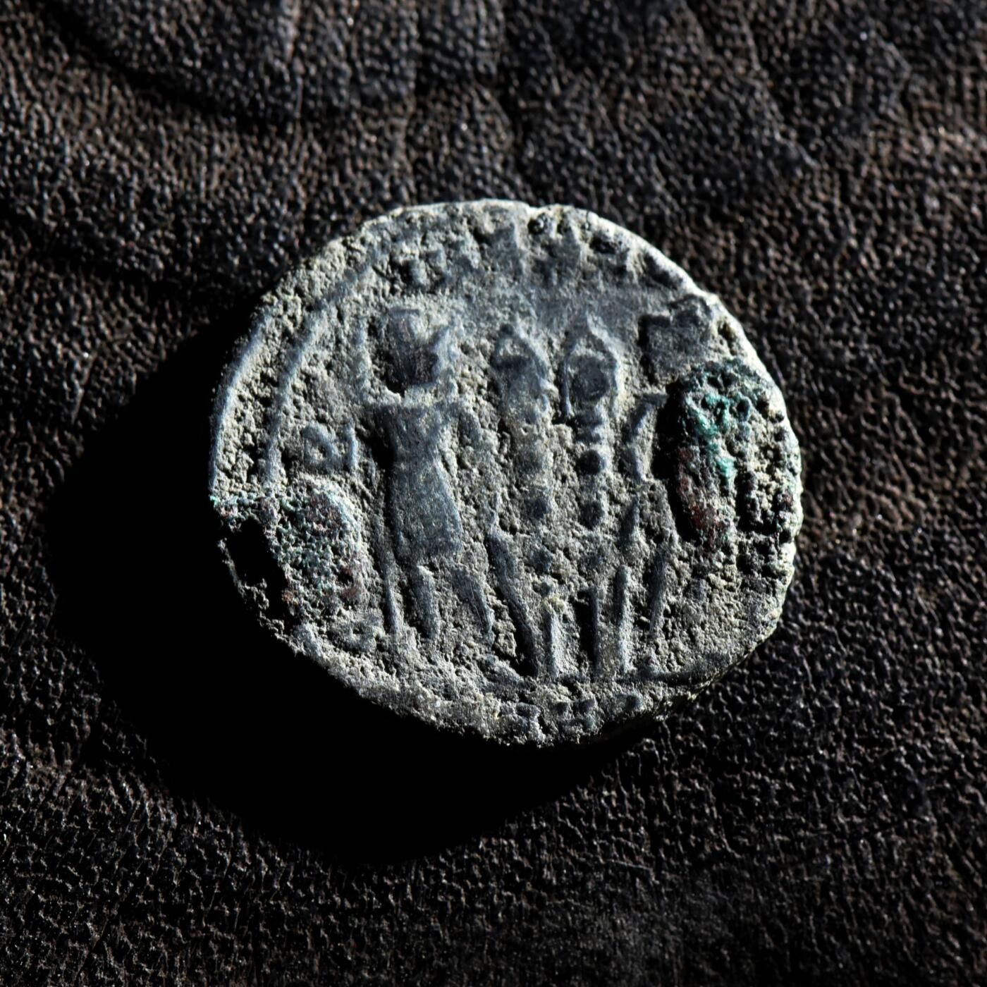 【良泉】第45期【直播场】1月15日晚19.30点开拍！ 208组，西方古代钱币、丝路古珠杂项专场 公元335-337年【古罗马】君士坦丁二世，凯撒头衔“士兵军旗”铜币，赫拉克利特造币厂打制，2.54克