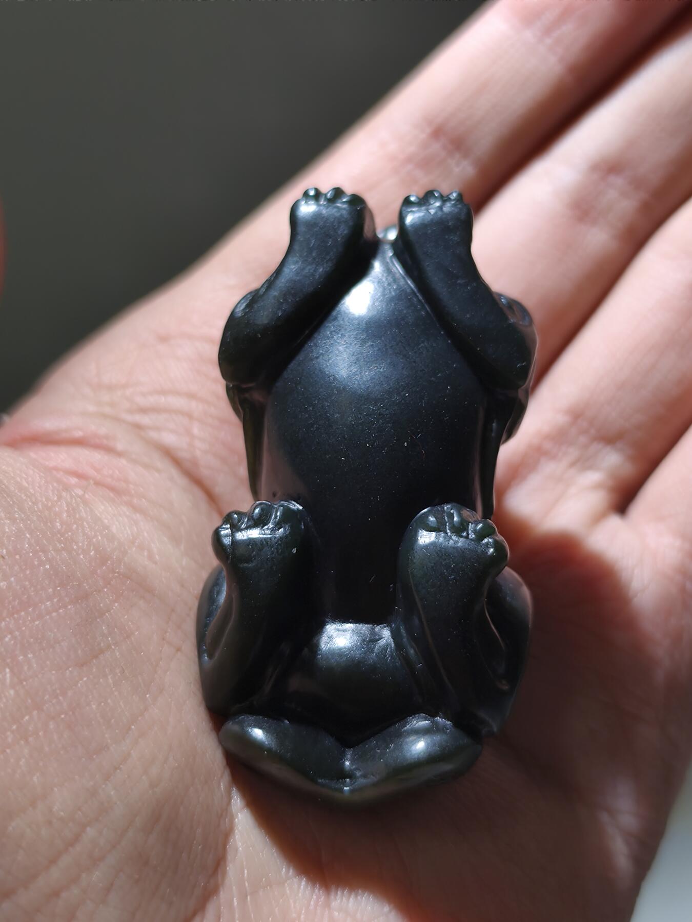 星盘世界钱币2026一月十日新年古典精品大拍 精彩纷呈 精品！当代和田玉且末黑青瑞兽，无结构极品细料长度64毫米，宽度31毫米，非常油润，克重大68.9克