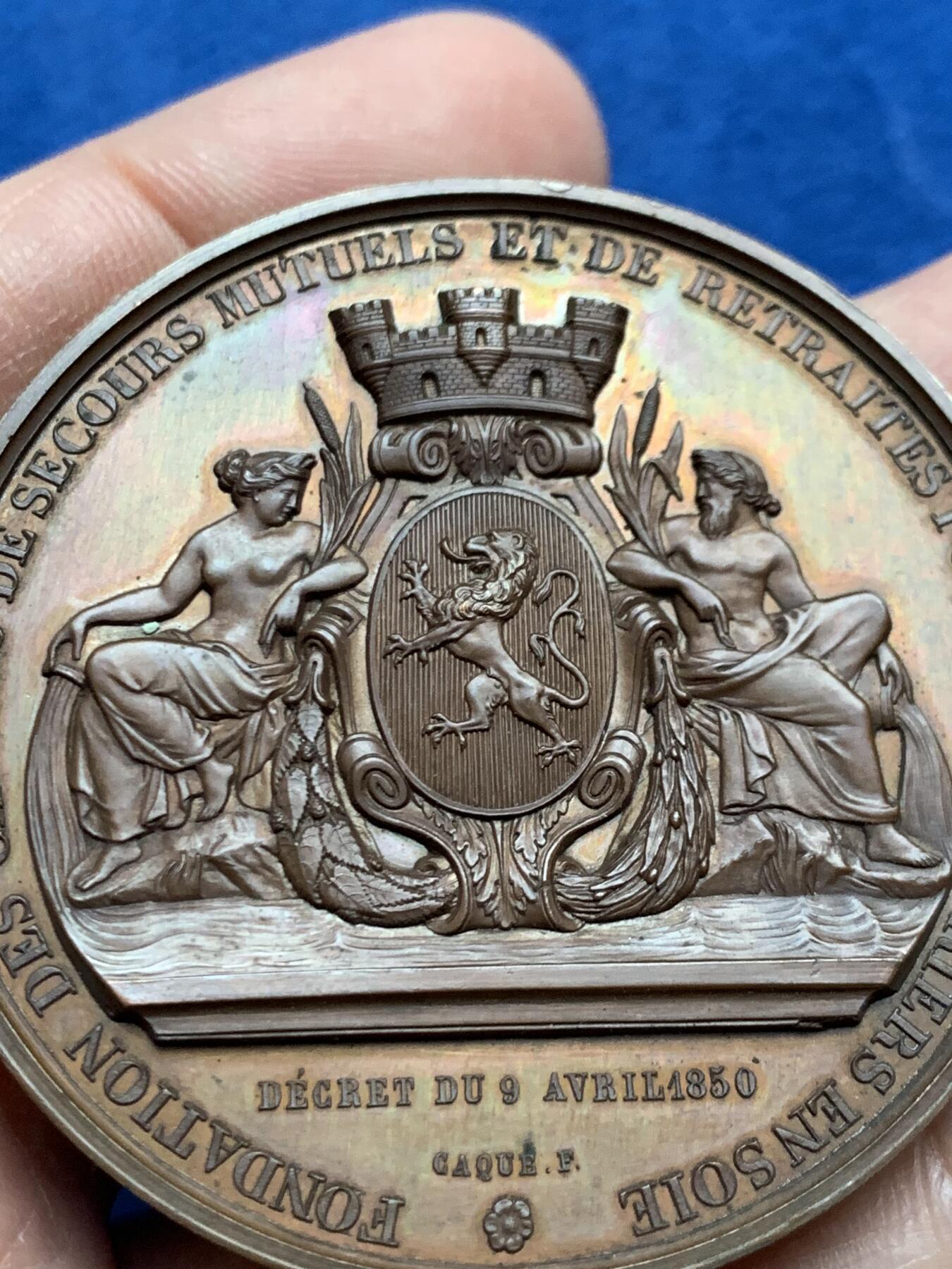 《竞宝斋》第452场 周日，周一 2场连拍 （全场包邮，欢迎送拍） 名家CAQUÉ作 拿破仑三世时期丝绸工人互助与退休基金创立纪念铜章 68克 50mm 手指铜标 带盒 原铸好品