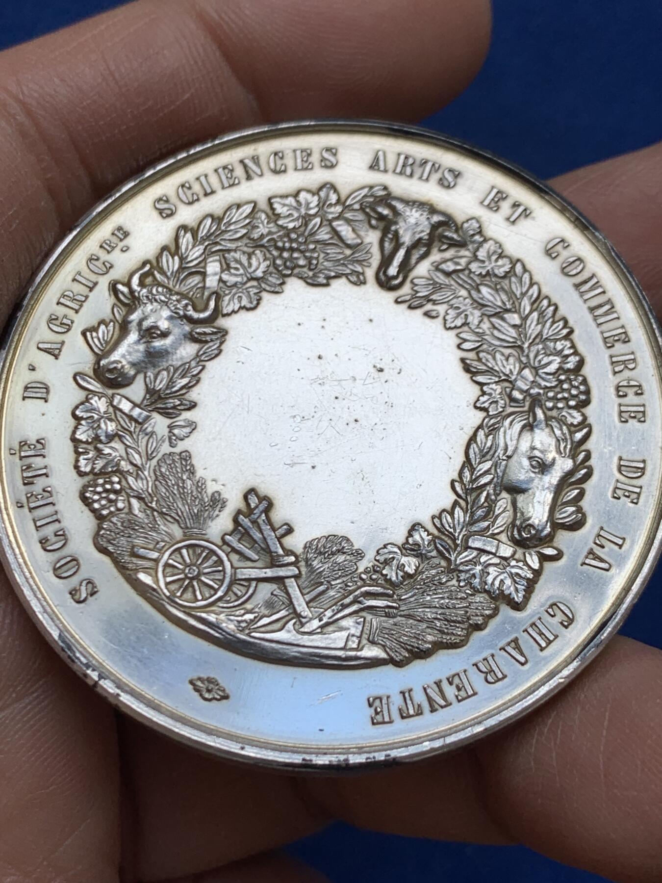《竞宝斋》第452场 周日，周一 2场连拍 （全场包邮，欢迎送拍） 法国夏朗德省科学与艺术协会纪念大银章 60.95克 50.5mm 丰饶角银