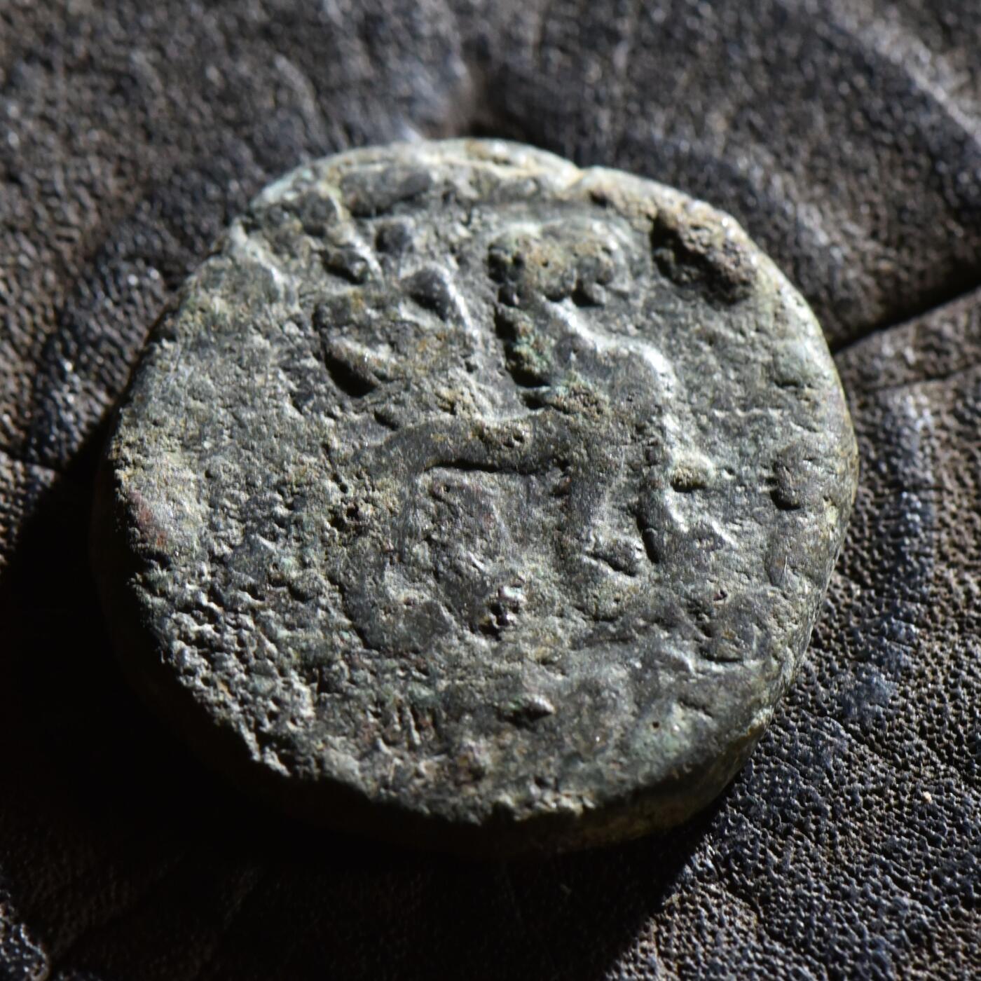 【良泉】第45期【直播场】1月15日晚19.30点开拍！ 208组，西方古代钱币、丝路古珠杂项专场 12.86克，公元前35-12年【古印度】印塞王朝，阿泽斯二世，狮子、瘤牛大铜币