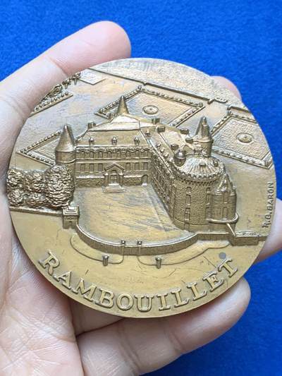 《竞宝斋》第452场 周日，周一 2场连拍 （全场包邮，欢迎送拍） - 法国朗布依埃城堡鸟瞰景铜章 高浮雕景观 188.1克 71.2mm 丰饶角铜标