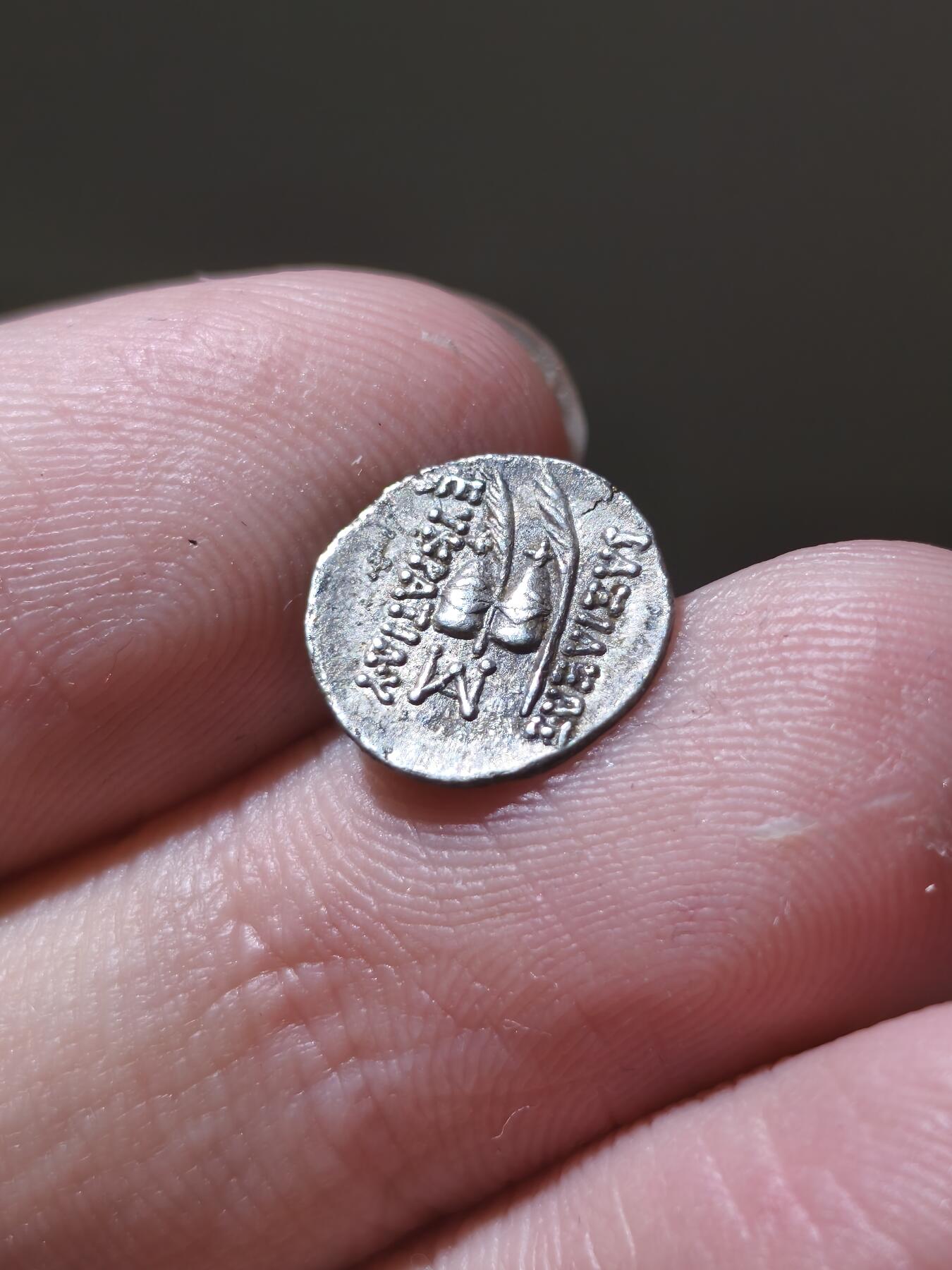 星盘世界钱币2026一月十日新年古典精品大拍 精彩纷呈 极品！巴克特里亚欧克拉提德斯一奥波银币，这枚银币高点全在，虽表面略有腐蚀，但是打制极其清晰完美，属于巴克特里亚奥波中千里挑一的极美品了