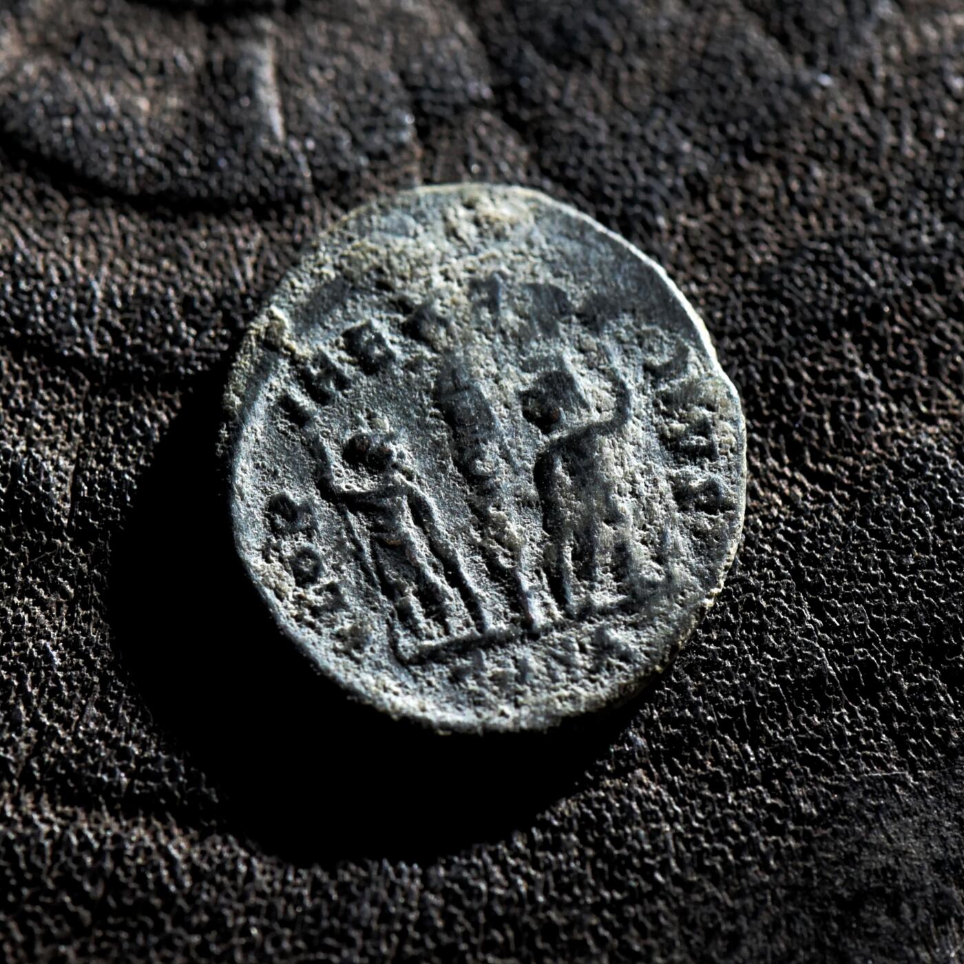 【良泉】第45期【直播场】1月15日晚19.30点开拍！ 208组，西方古代钱币、丝路古珠杂项专场 公元337-340年【古罗马】君士坦丁二世“MAX奥古斯都”头衔“士兵军旗”铜币，尼科墨底亚造币厂打制，1.98克