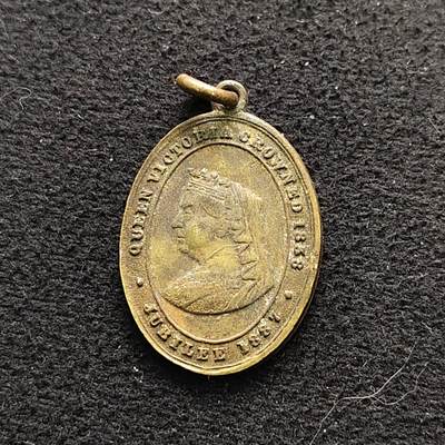 【全场包邮】纯粹捡漏拍490场（免费代拍第27场） - 【纪念章】英国1938年维多利亚女王加冕纪念挂章