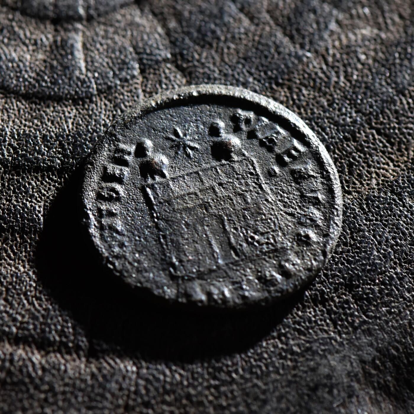 【良泉】第45期【直播场】1月15日晚19.30点开拍！ 208组，西方古代钱币、丝路古珠杂项专场 公元324-326年【古罗马】君士坦丁大帝“军塔营门”铜币，帖撒罗尼亚造币厂打制，2.66克