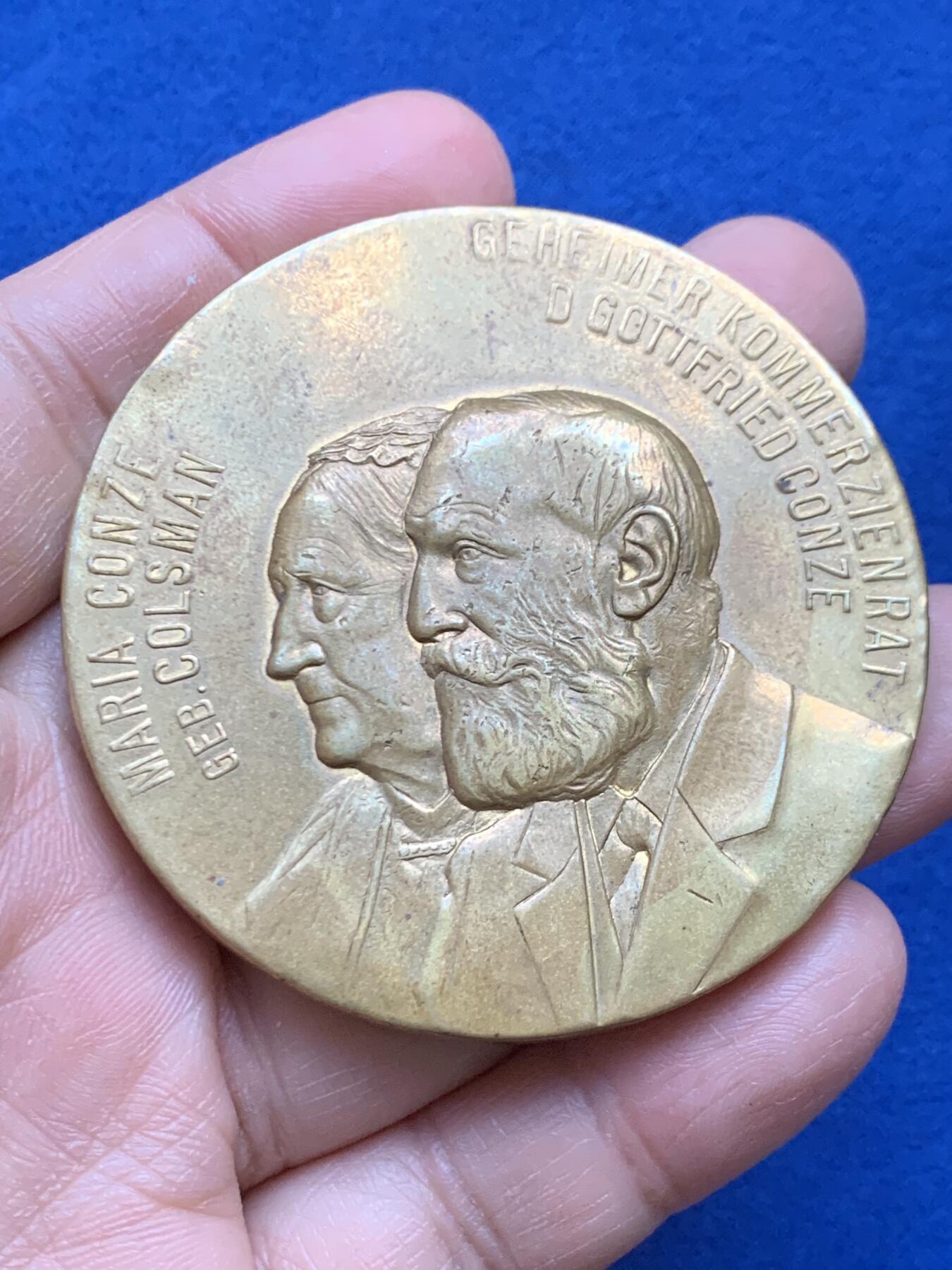 《竞宝斋》第452场 周日，周一 2场连拍 （全场包邮，欢迎送拍） 德国1908年50周年金婚纪念章 直径60.2MM 重115.6g 非常少见