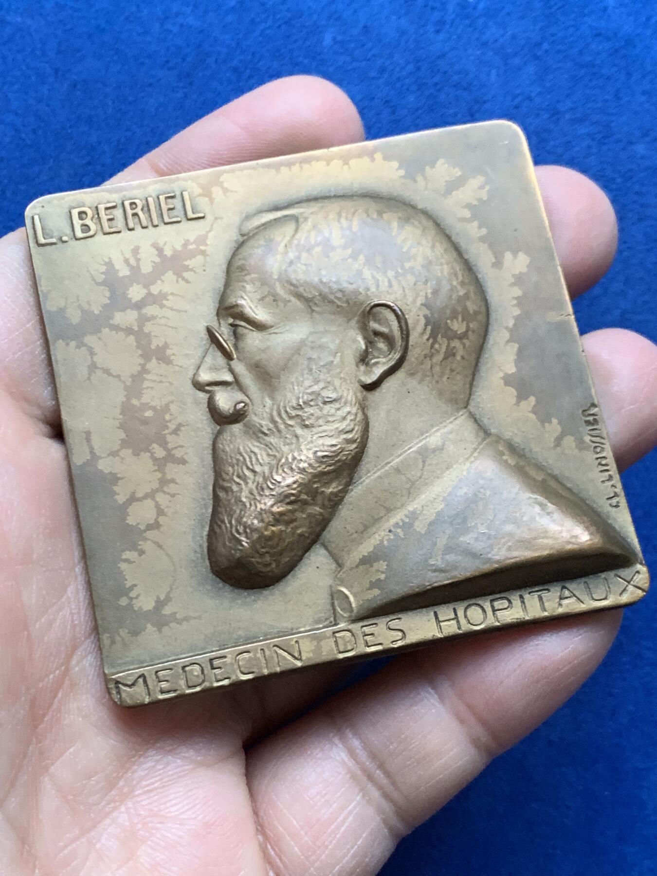 《竞宝斋》第452场 周日，周一 2场连拍 （全场包邮，欢迎送拍） （法国）里昂医院神经内科圣波坦医院22周年纪念铜章 93.7克 60.5*60mm 带原盒