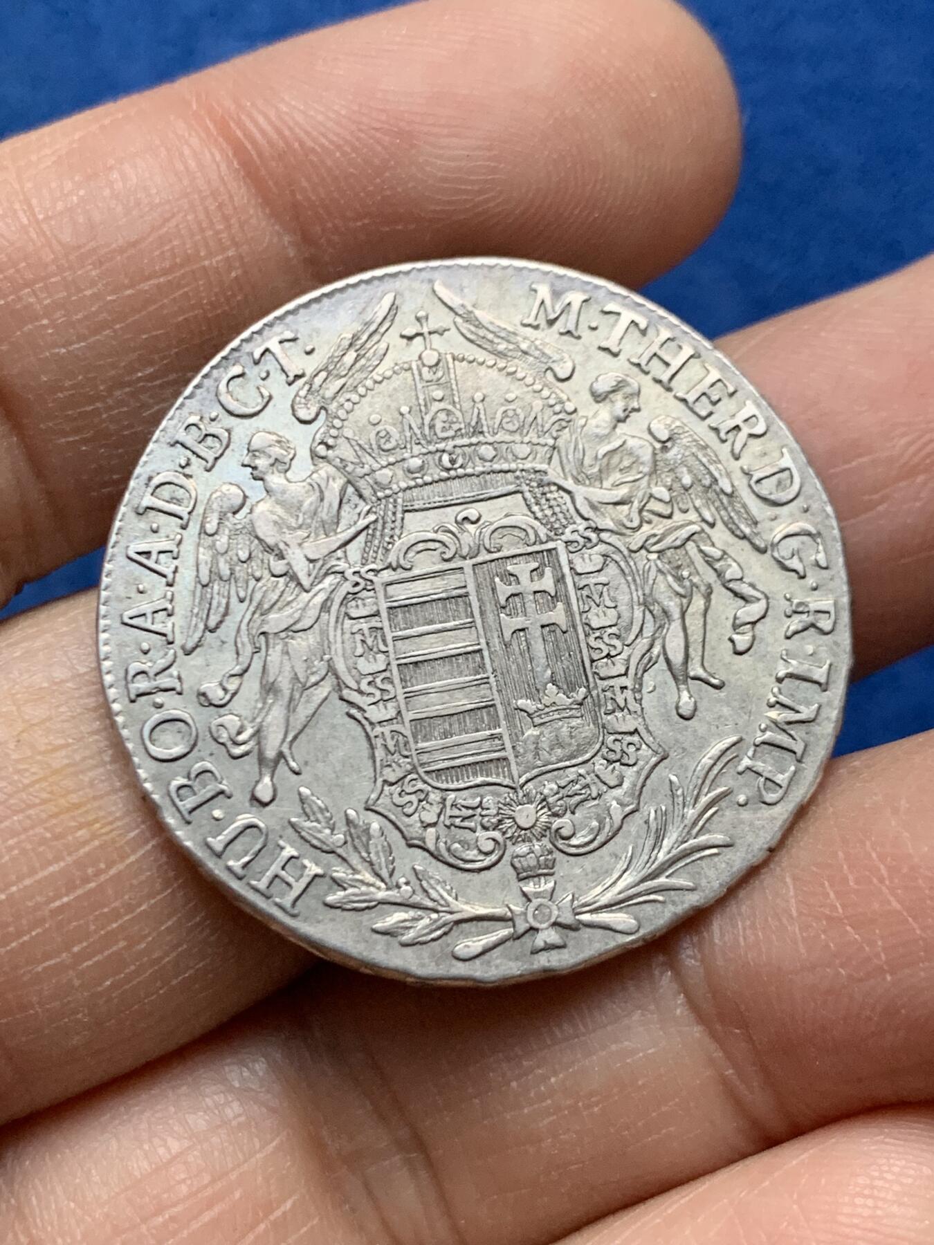 《竞宝斋》第452场 周日，周一 2场连拍 （全场包邮，欢迎送拍） PCGS AU53 砸盒 有标签 匈牙利1780年玛丽亚特蕾莎半泰勒银币 圣母抱子天使扶盾 边铭清晰可读 克雷姆尼察B厂 均匀的浅灰色包浆银光充足细节很好的品相 盒子裂了就拆出来了可对比官网照片确认原币原状态无疑