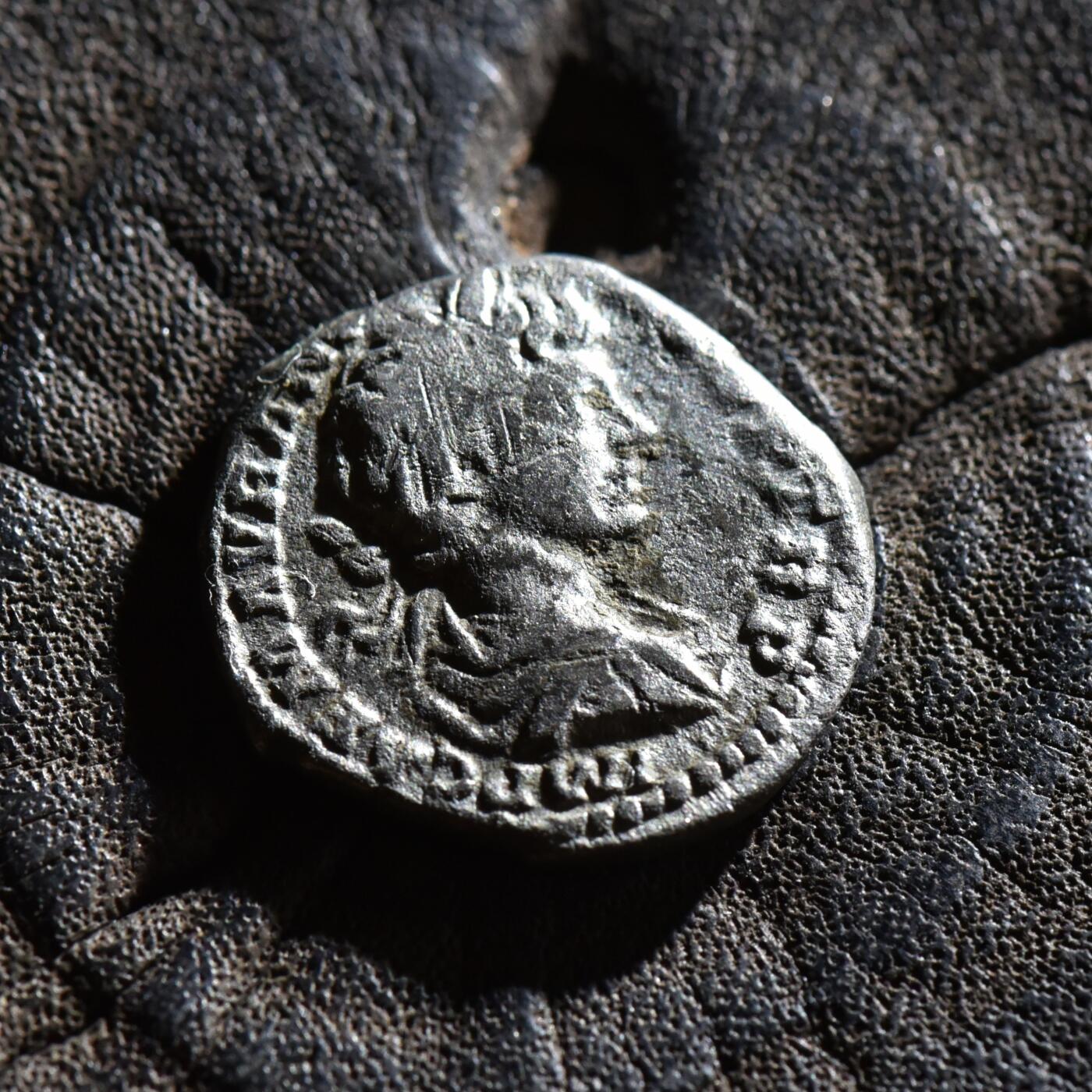 【良泉】第45期【直播场】1月15日晚19.30点开拍！ 208组，西方古代钱币、丝路古珠杂项专场 公元198-199年【古罗马】【暴君】卡拉卡拉幼年像（十岁）凯撒头衔，希望女神斯佩斯拉起裙子下摆，铭文SPES PVBLICA（国家的希望）罗马造币厂打制，第纳尔银币，2.4克