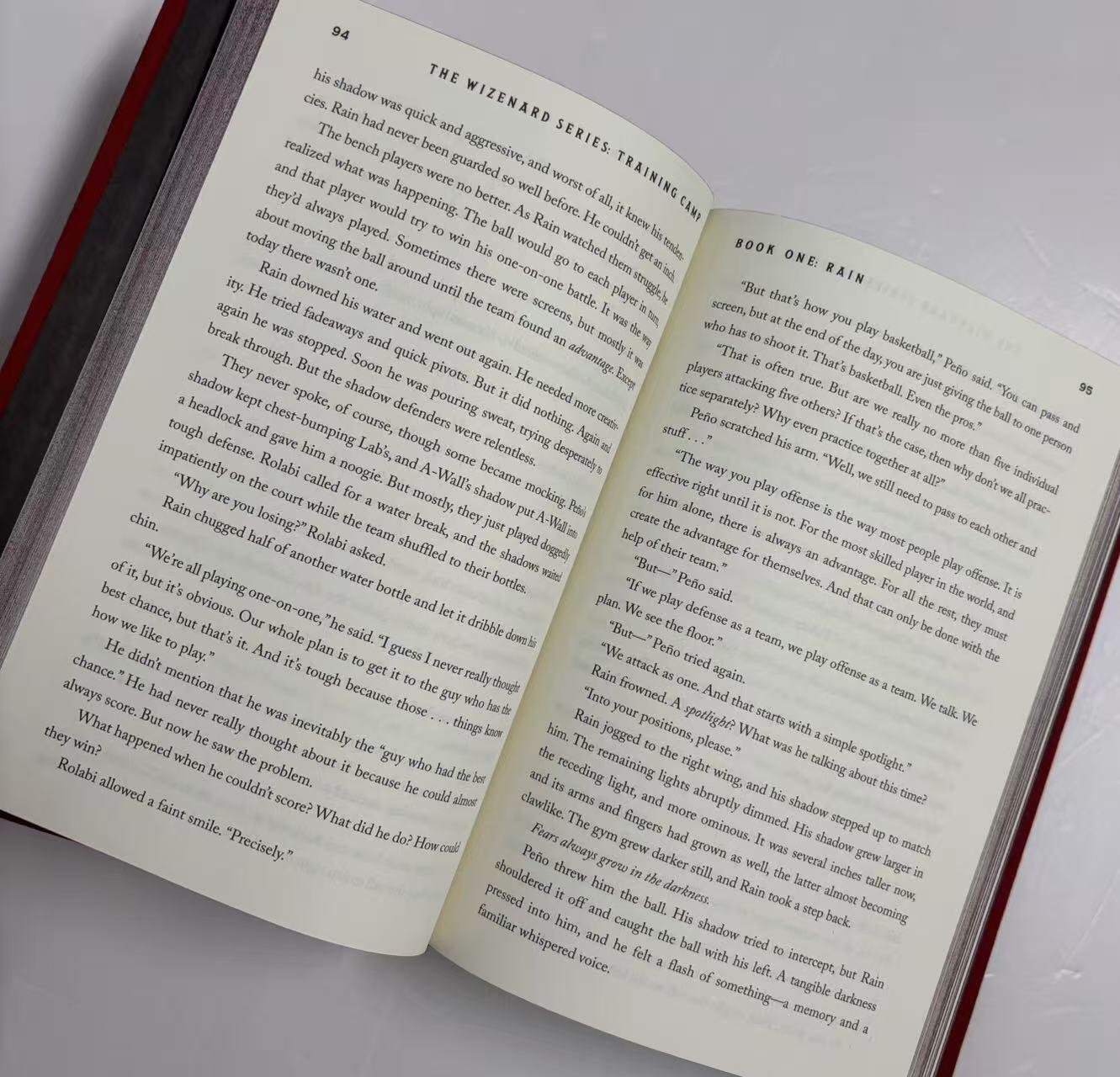 零元拍：科比-布莱恩特亲笔签名个人首部励志体育小说《巫滋纳德系列——训练营》。签于洛杉矶安纳海姆会展中心