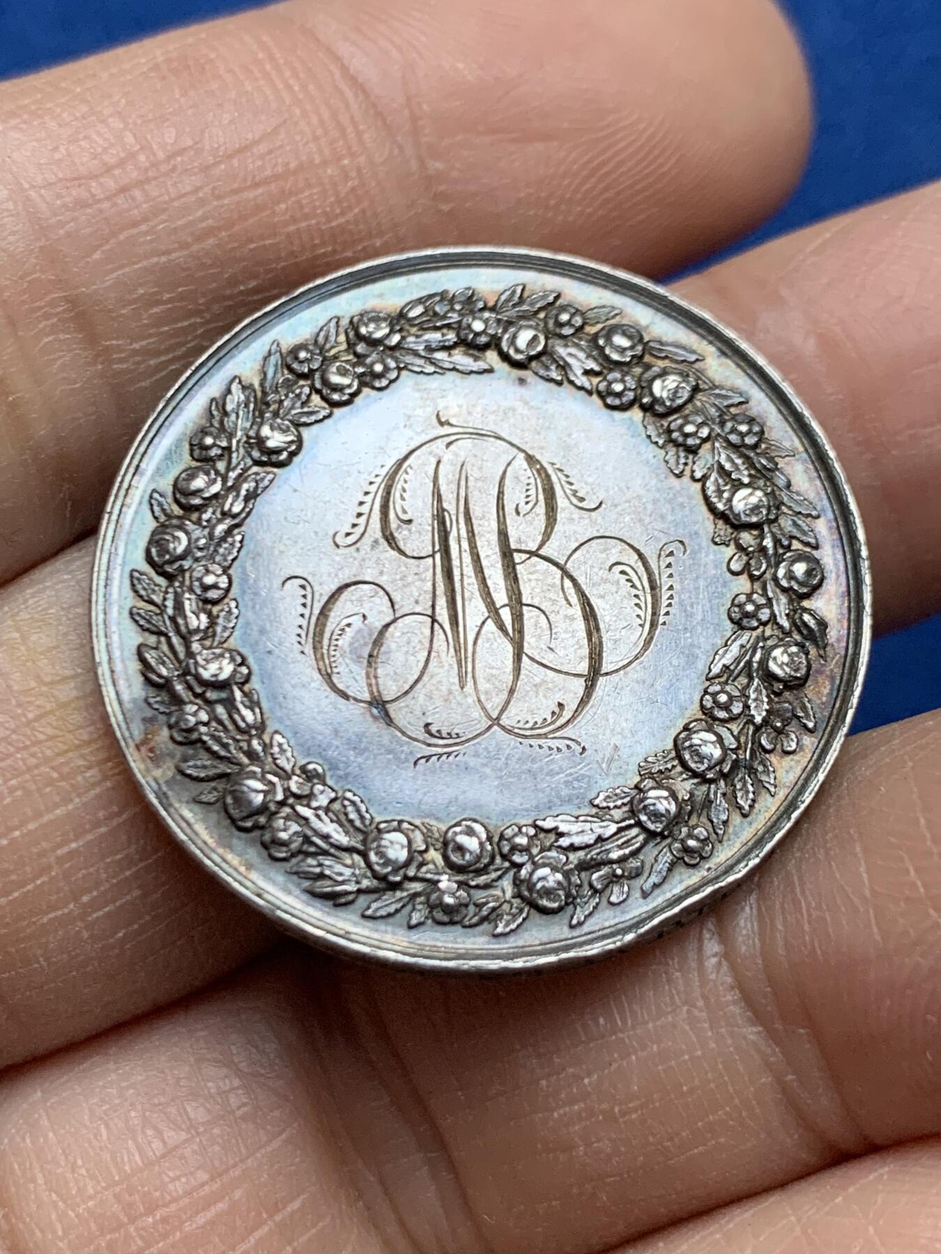 《竞宝斋》第452场 周日，周一 2场连拍 （全场包邮，欢迎送拍） 法国1861年结婚纪念银章 29.5MM 11.6g 手指边铭