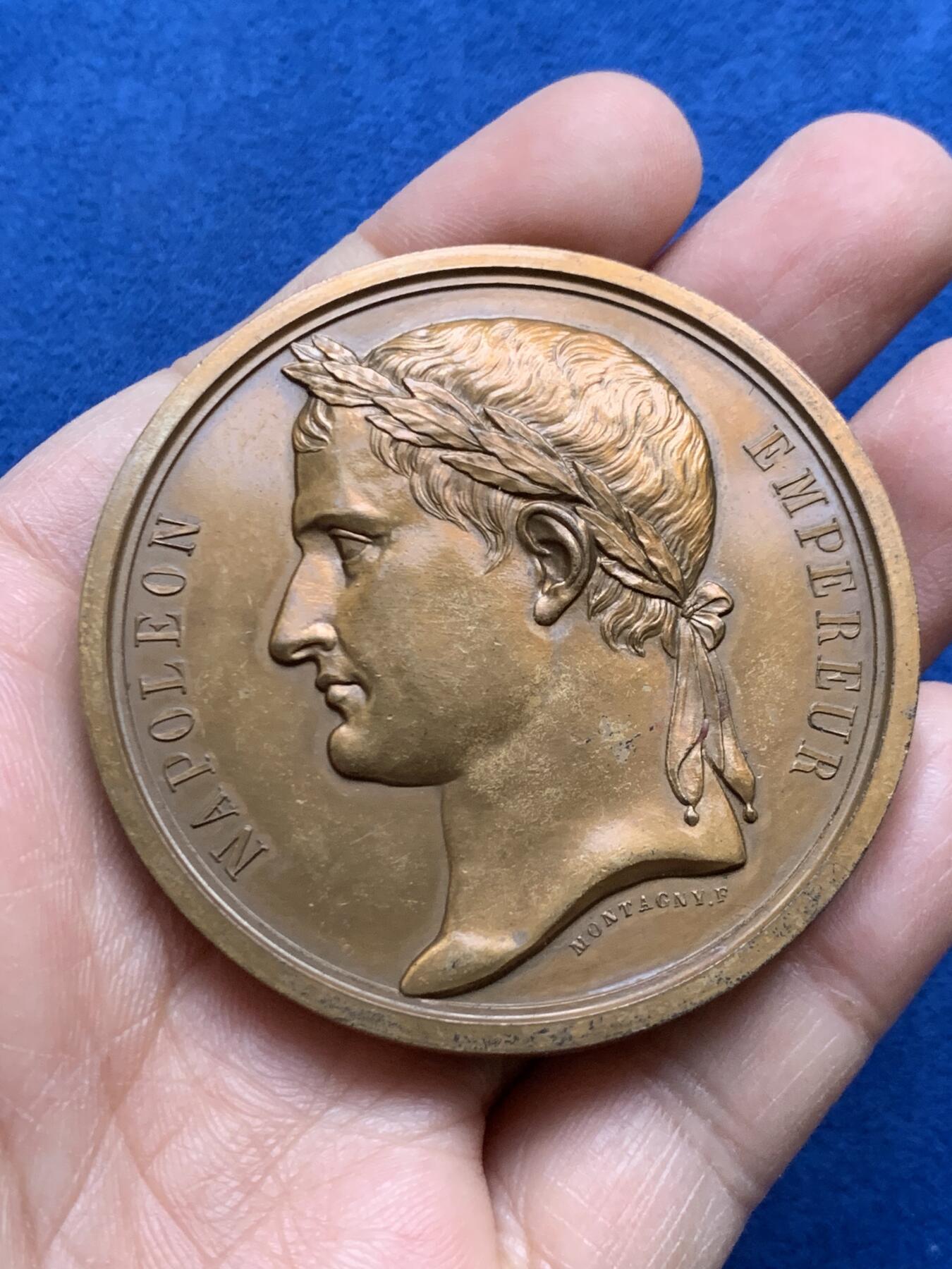 《竞宝斋》第452场 周日，周一 2场连拍 （全场包邮，欢迎送拍） 法国1840年拿破仑巴黎葬礼大型铜章，场面刻画恢弘大气，在后铸版本里细节体现已经非常好了，直径58.5mm，重105克，带盒