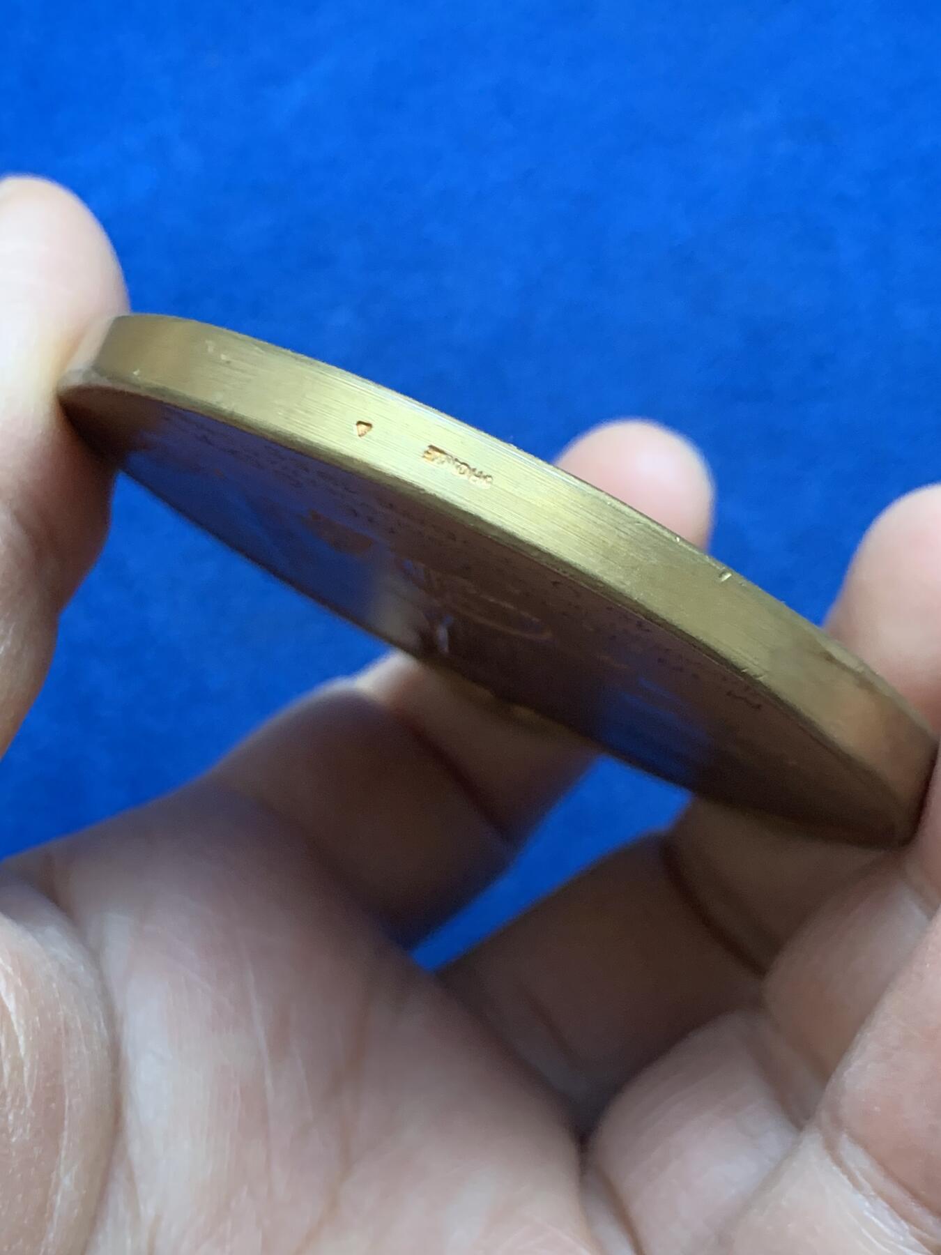 《竞宝斋》第452场 周日，周一 2场连拍 （全场包邮，欢迎送拍） 致法兰西共和国总统勒内·科蒂先生 里尔市功绩纪念章 105.4克 63.2mm 三角铜标