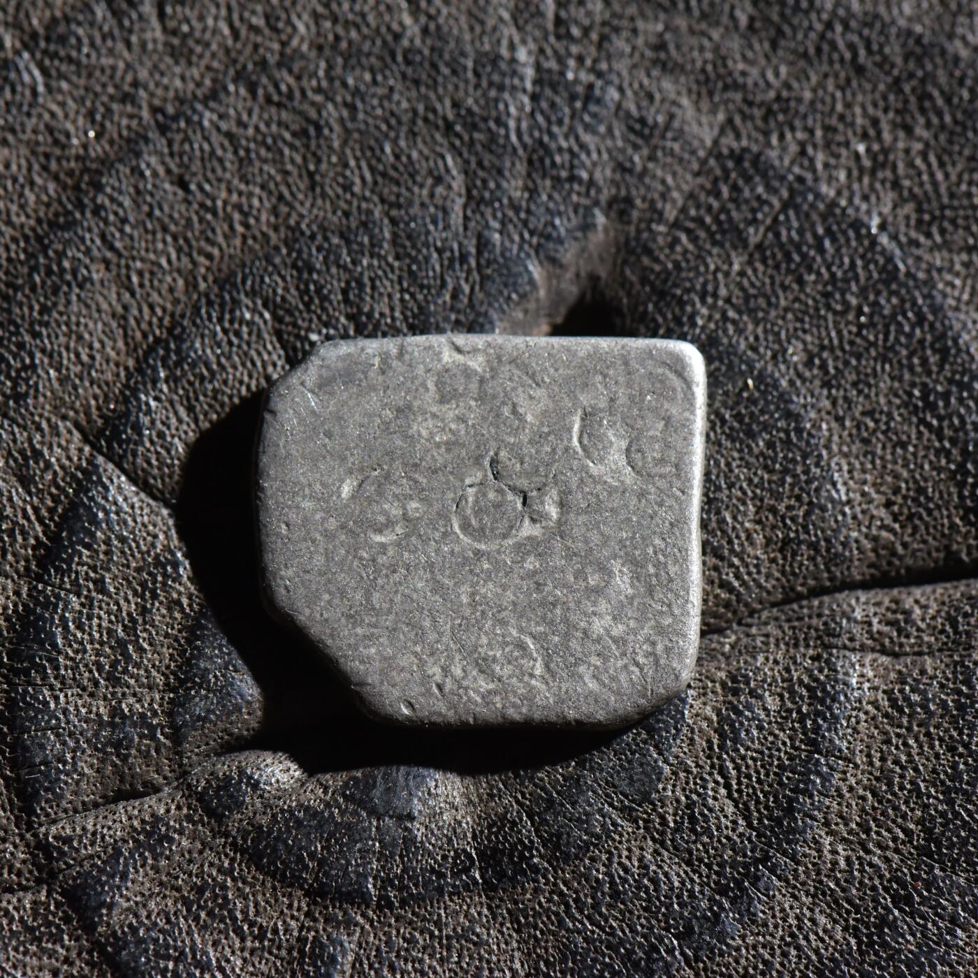 【良泉】第45期【直播场】1月15日晚19.30点开拍！ 208组，西方古代钱币、丝路古珠杂项专场 公元前3世纪【古印度】孔雀王朝，早期，太阳符1卡夏帕银币，2.42克