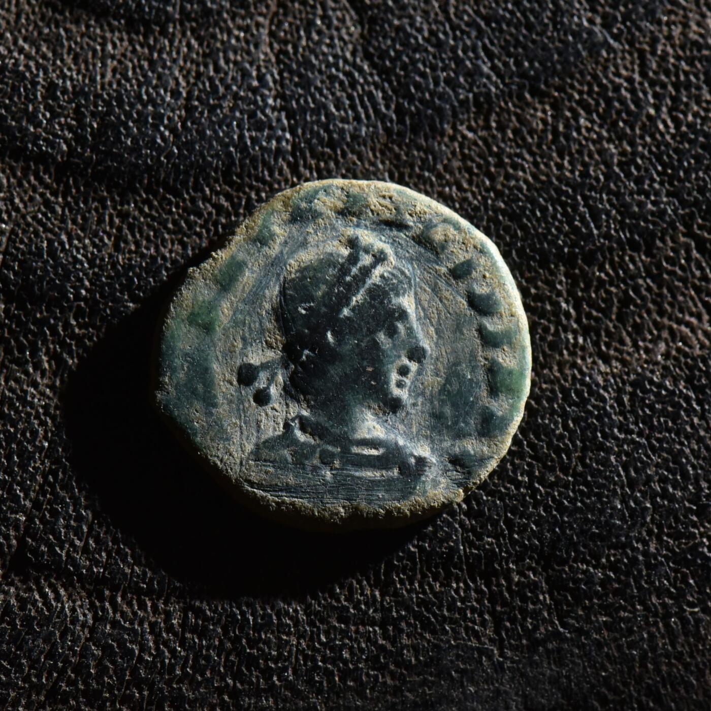 【良泉】第45期【直播场】1月15日晚19.30点开拍！ 208组，西方古代钱币、丝路古珠杂项专场 【微型】公元395-408年【古罗马】东罗马帝国，阿尔卡狄乌斯“胜利女神俘虏蛮族”铜币，1.27克