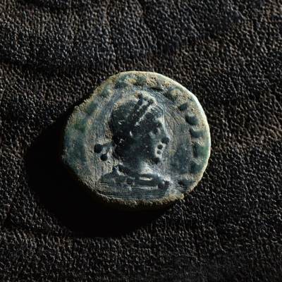 【良泉】第45期【直播场】1月15日晚19.30点开拍！ 208组，西方古代钱币、丝路古珠杂项专场 - 【微型】公元395-408年【古罗马】东罗马帝国，阿尔卡狄乌斯“胜利女神俘虏蛮族”铜币，1.27克