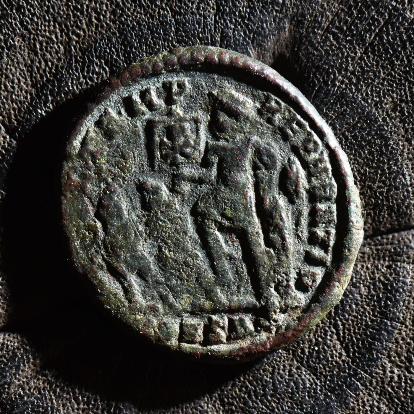 【良泉】第45期【直播场】1月15日晚19.30点开拍！ 208组，西方古代钱币、丝路古珠杂项专场 【百分币】公元337-361年【古罗马】君士坦提乌斯二世“胜利女神基督符版”大铜币，君士坦丁堡造币厂，4.32克