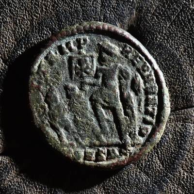 【良泉】第45期【直播场】1月15日晚19.30点开拍！ 208组，西方古代钱币、丝路古珠杂项专场 - 【百分币】公元337-361年【古罗马】君士坦提乌斯二世“胜利女神基督符版”大铜币，君士坦丁堡造币厂，4.32克