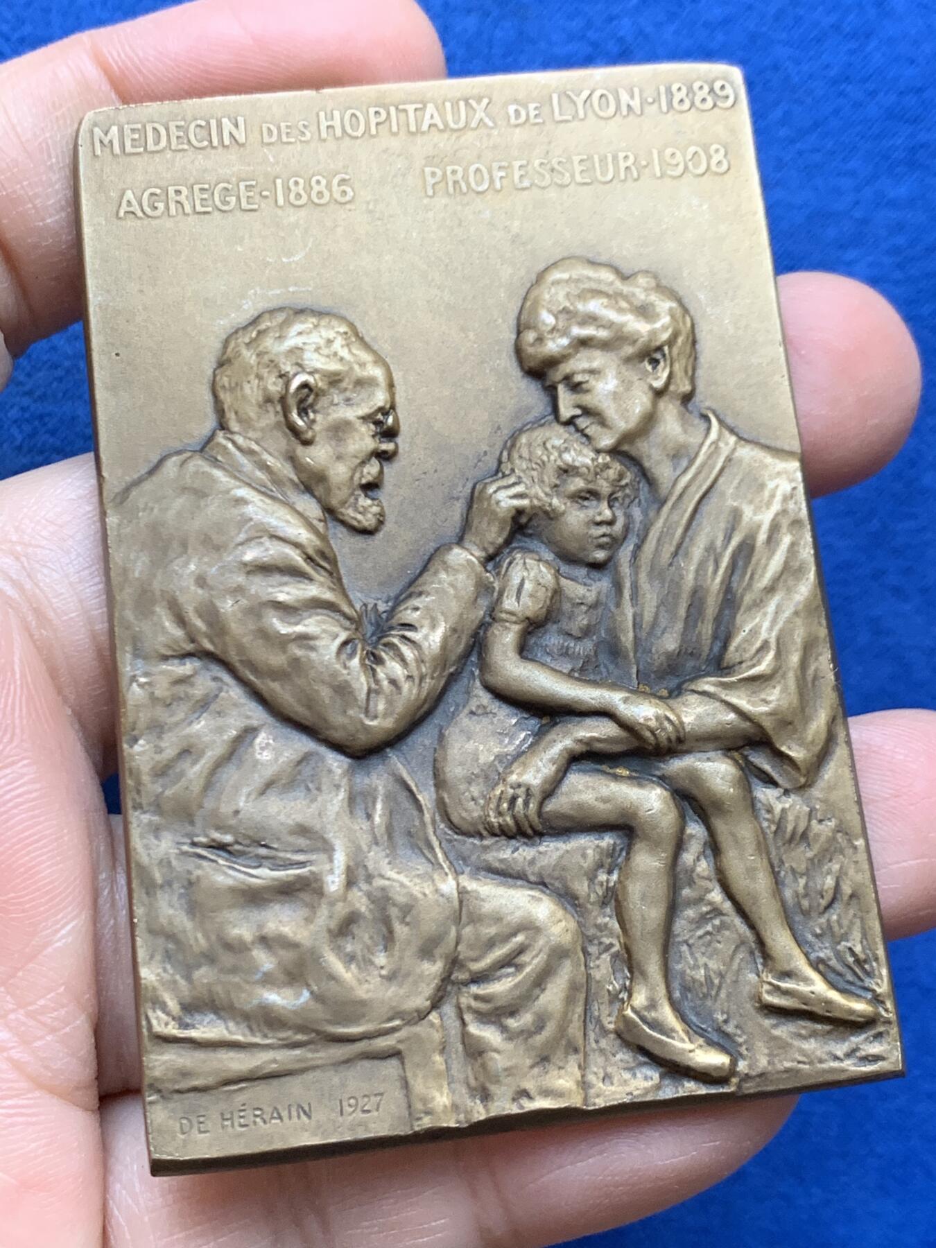 《竞宝斋》第452场 周日，周一 2场连拍 （全场包邮，欢迎送拍） 名家De Herain1927年作比利时医学教授M·拉努瓦纪念大铜章 129.9克 50*75.3mm 三角铜标 双面高浮雕