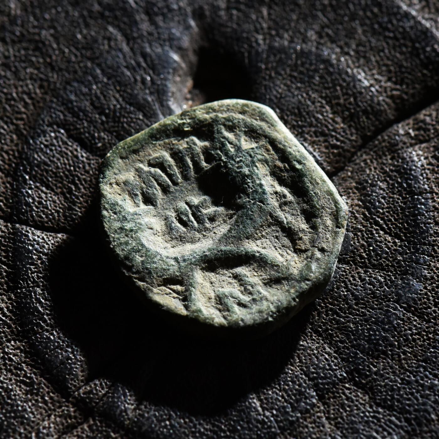 【良泉】第45期【直播场】1月15日晚19.30点开拍！ 208组，西方古代钱币、丝路古珠杂项专场 【铭文清晰】公元20-40年【纳巴泰王国】《圣经》中记载的阿雷塔斯四世发行的铜币，正面为阿雷塔斯四世和皇后莎琪拉特，背面为纳巴泰阿拉姆语“纳巴泰国王阿雷塔斯”3.54克