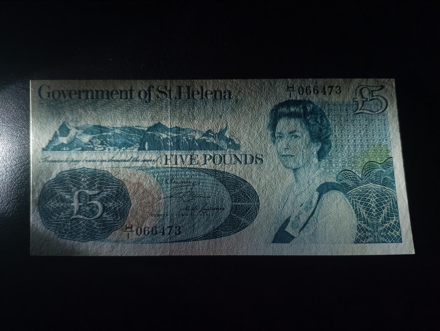 2026首期，总第211期 圣赫勒拿1976版5镑UNC-首冠H/1，嘉德大勋章女王和总督府徽章