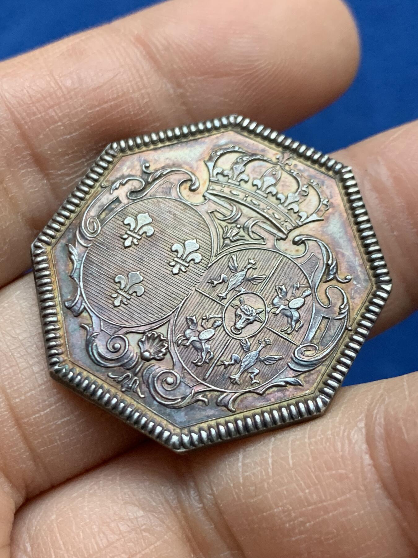 《竞宝斋》第452场 周日，周一 2场连拍 （全场包邮，欢迎送拍） 法国皇室八角银质代币，少见品。保存状态很好，表面几乎无损伤。直径：31mm，重：14g，丰饶角银标。细节见图