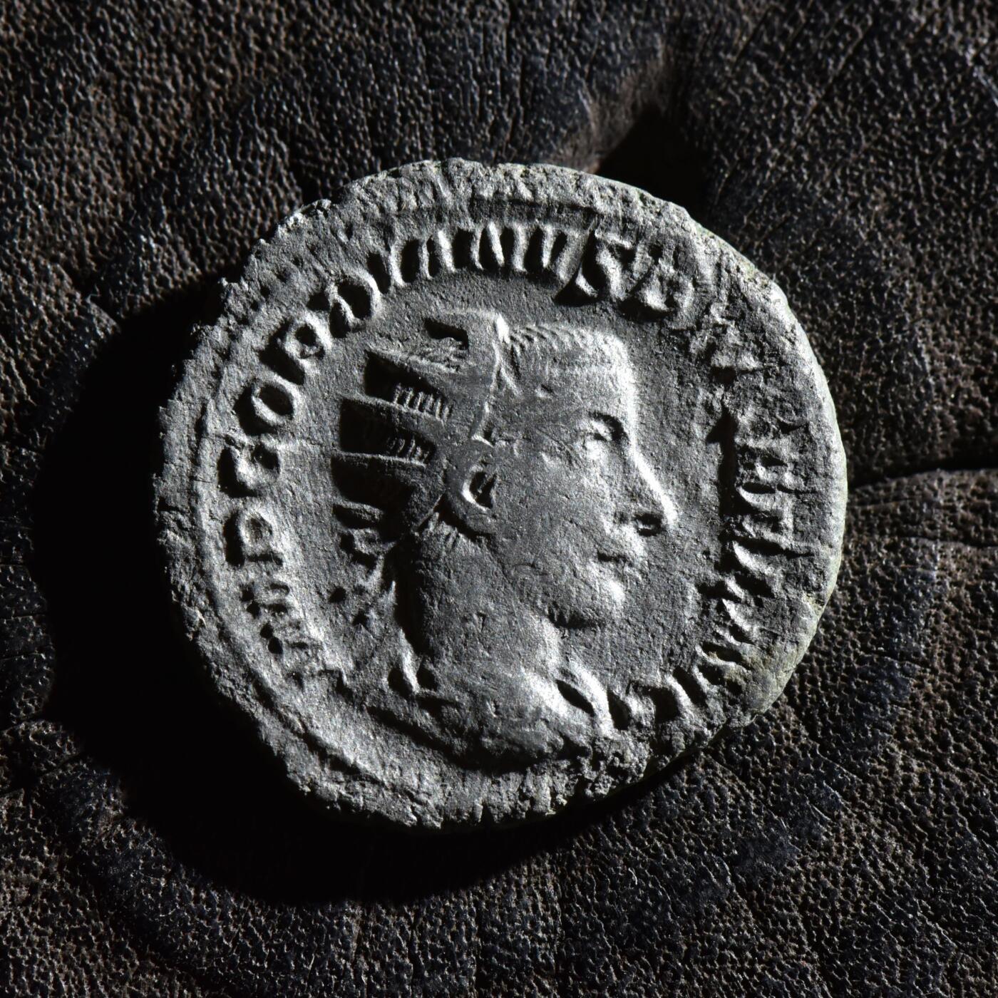 【良泉】第45期【直播场】1月15日晚19.30点开拍！ 208组，西方古代钱币、丝路古珠杂项专场 【藏家出品A】公元244年1月-2月，戈尔迪安三世，背胜利女神，铭文VICTOR AETER（永恒的胜利）此时正处于与萨珊军队作战中，戈三也死于这一场战争。罗马造币厂打制，安敦尼银币，2.38克