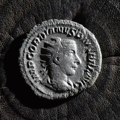 【良泉】第45期【直播场】1月15日晚19.30点开拍！ 208组，西方古代钱币、丝路古珠杂项专场 - 【藏家出品A】公元244年1月-2月，戈尔迪安三世，背胜利女神，铭文VICTOR AETER（永恒的胜利）此时正处于与萨珊军队作战中，戈三也死于这一场战争。罗马造币厂打制，安敦尼银币，2.38克