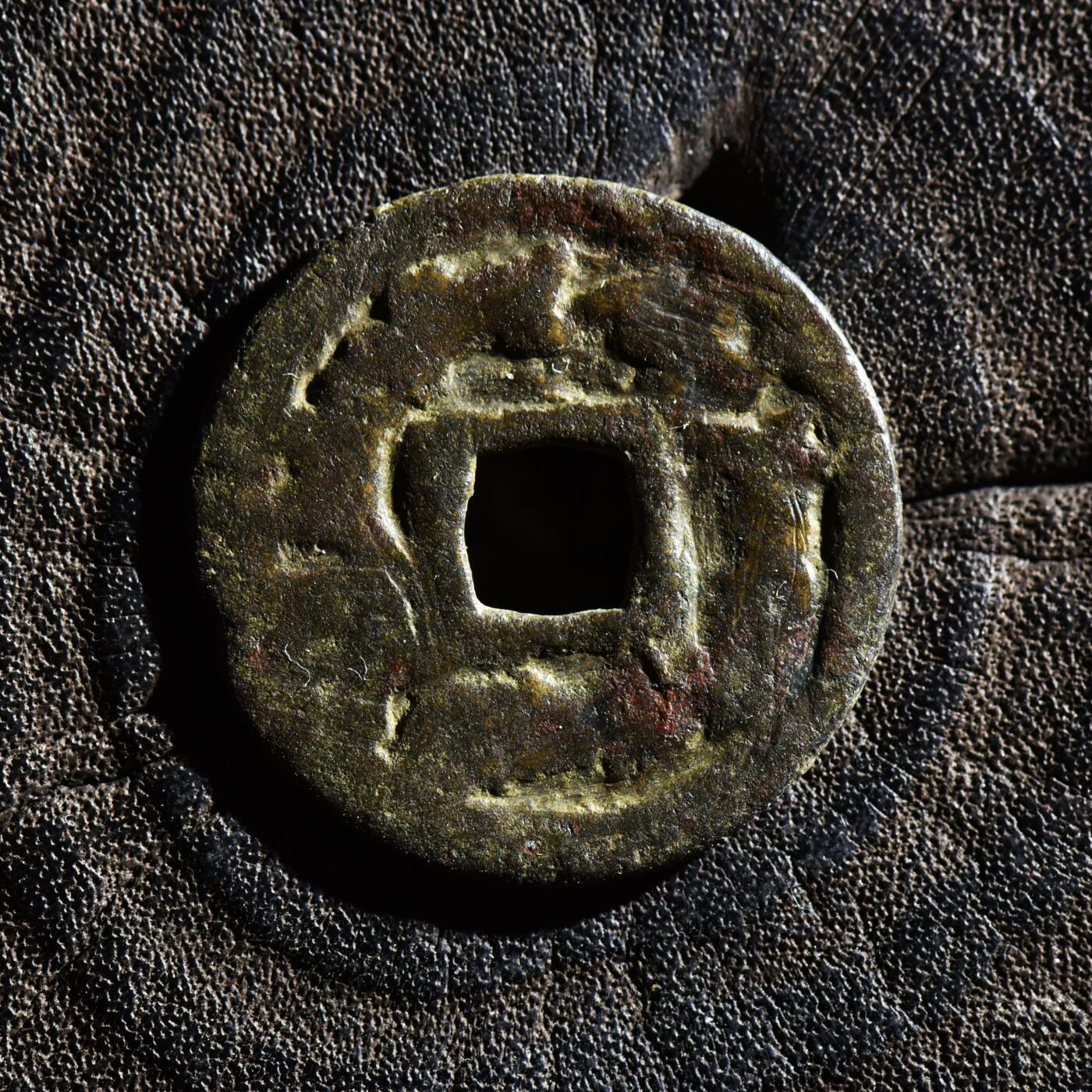 【良泉】第45期【直播场】1月15日晚19.30点开拍！ 208组，西方古代钱币、丝路古珠杂项专场 公元8世纪【粟特】突骑施铜币，标准样，3.48克