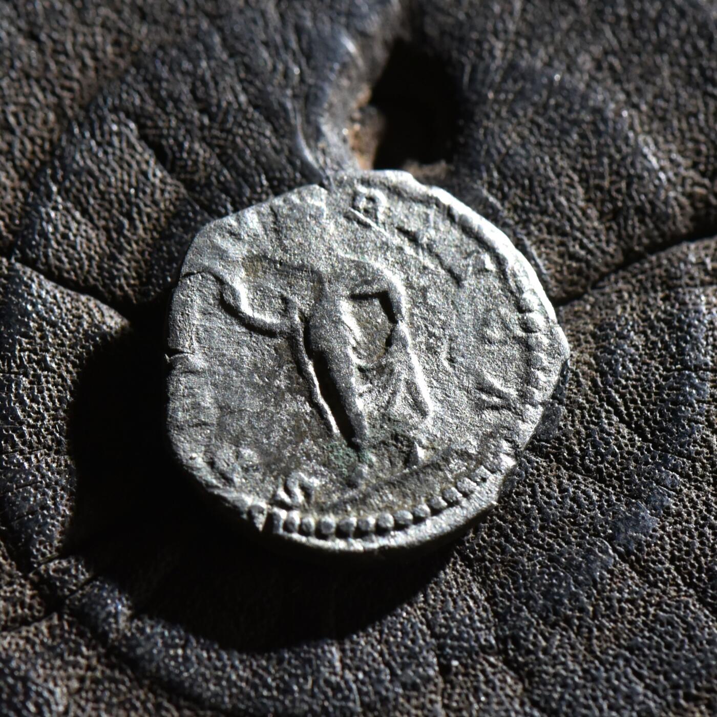 【良泉】第45期【直播场】1月15日晚19.30点开拍！ 208组，西方古代钱币、丝路古珠杂项专场 公元198-199年【古罗马】【暴君】卡拉卡拉幼年像（十岁）凯撒头衔，希望女神斯佩斯拉起裙子下摆，铭文SPES PVBLICA（国家的希望）罗马造币厂打制，第纳尔银币，2.4克