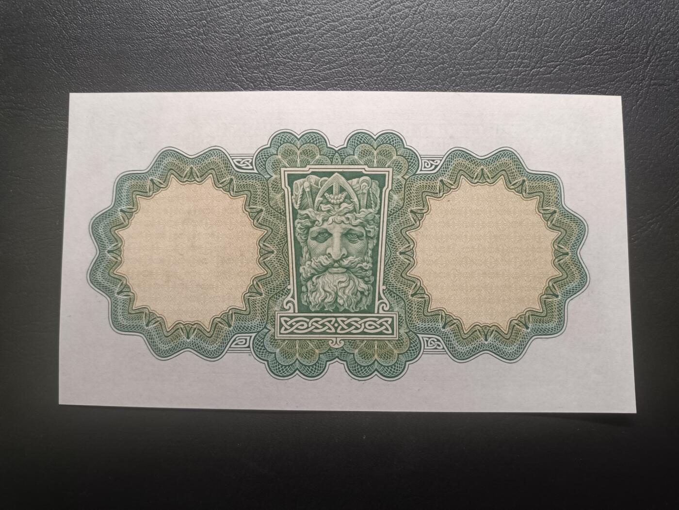 2026首期，总第211期 爱尔兰1949年1镑UNC豹子号000，早期下方有英爱两国货币互换协议的版本，爱尔兰人格化象征“拉维利夫人”