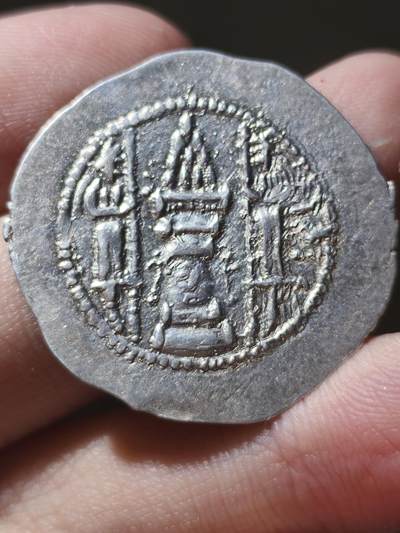 精品！萨珊帝国耶兹格德二世一德拉科马银币，这个脸刻的十分清晰，耶兹格德二世这个品种难度很高，非常高，所以能找到这样的品相，已经实属不易