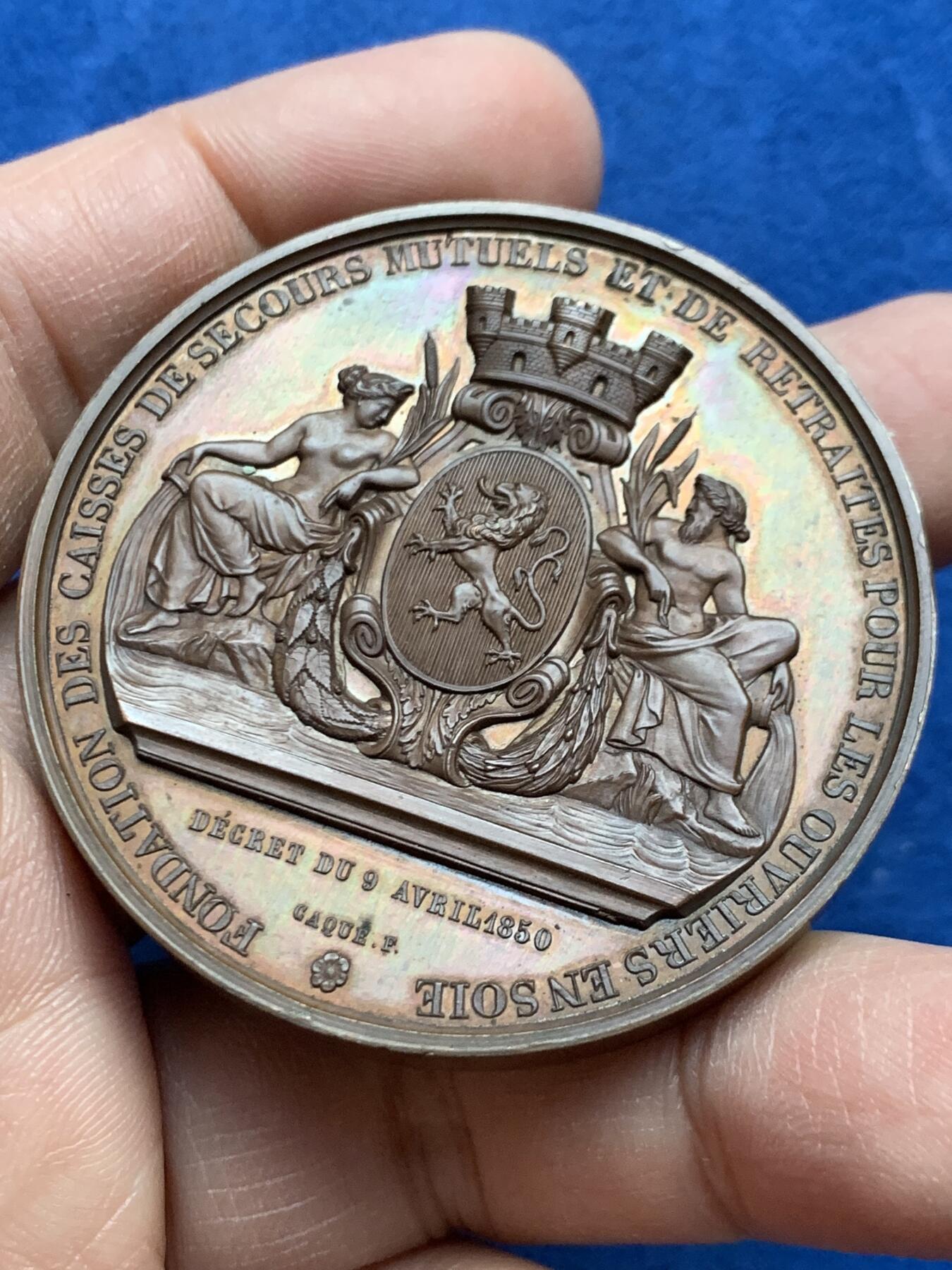 《竞宝斋》第452场 周日，周一 2场连拍 （全场包邮，欢迎送拍） 名家CAQUÉ作 拿破仑三世时期丝绸工人互助与退休基金创立纪念铜章 68克 50mm 手指铜标 带盒 原铸好品