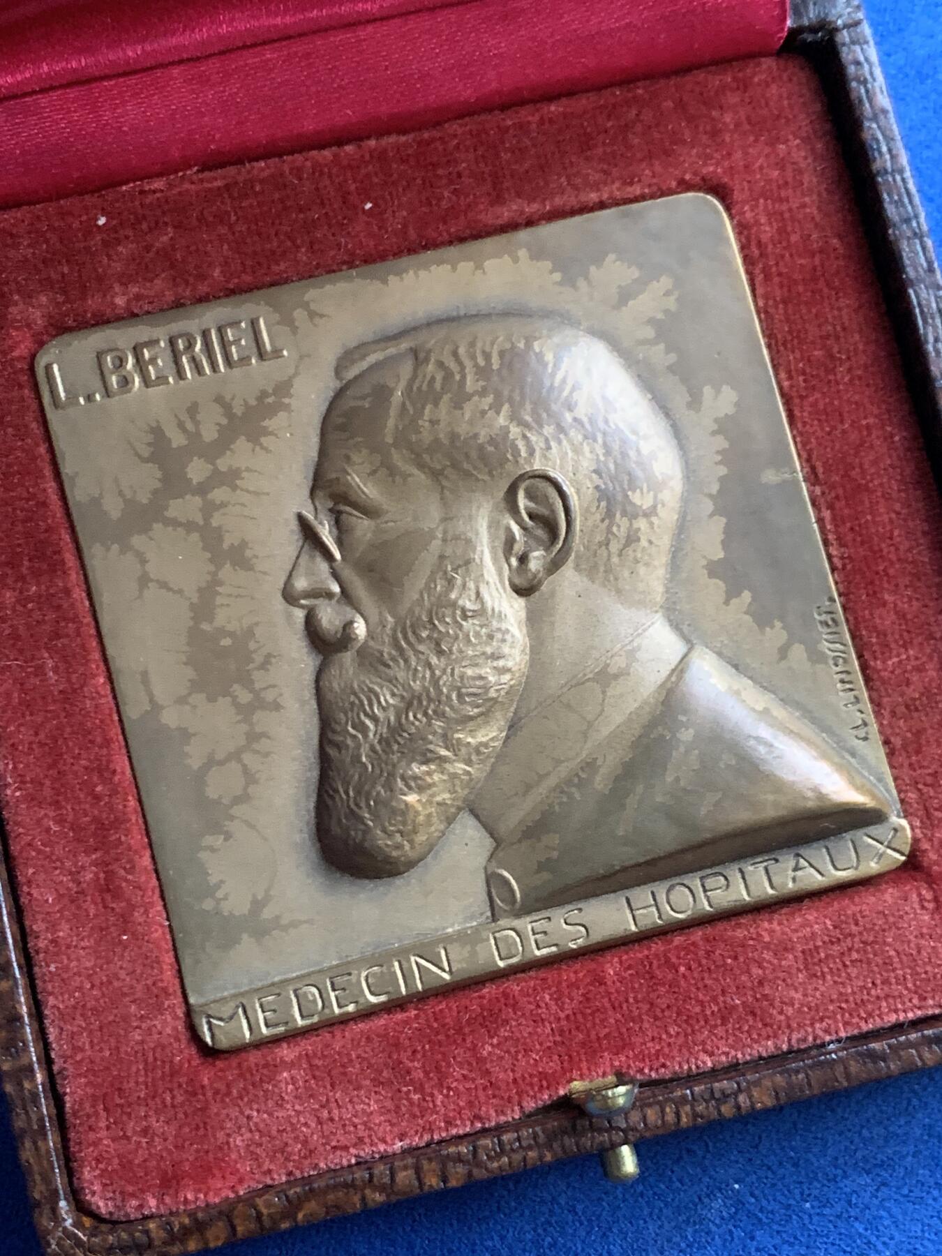 《竞宝斋》第452场 周日，周一 2场连拍 （全场包邮，欢迎送拍） （法国）里昂医院神经内科圣波坦医院22周年纪念铜章 93.7克 60.5*60mm 带原盒