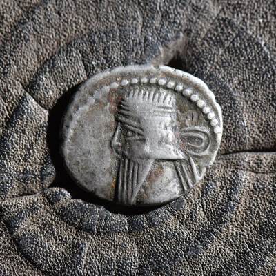 【良泉】第45期【直播场】1月15日晚19.30点开拍！ 208组，西方古代钱币、丝路古珠杂项专场 - 【藏家出品A】公元105-147年，帕提亚帝国，沃洛加西斯三世，一德拉克马银币，3.05克