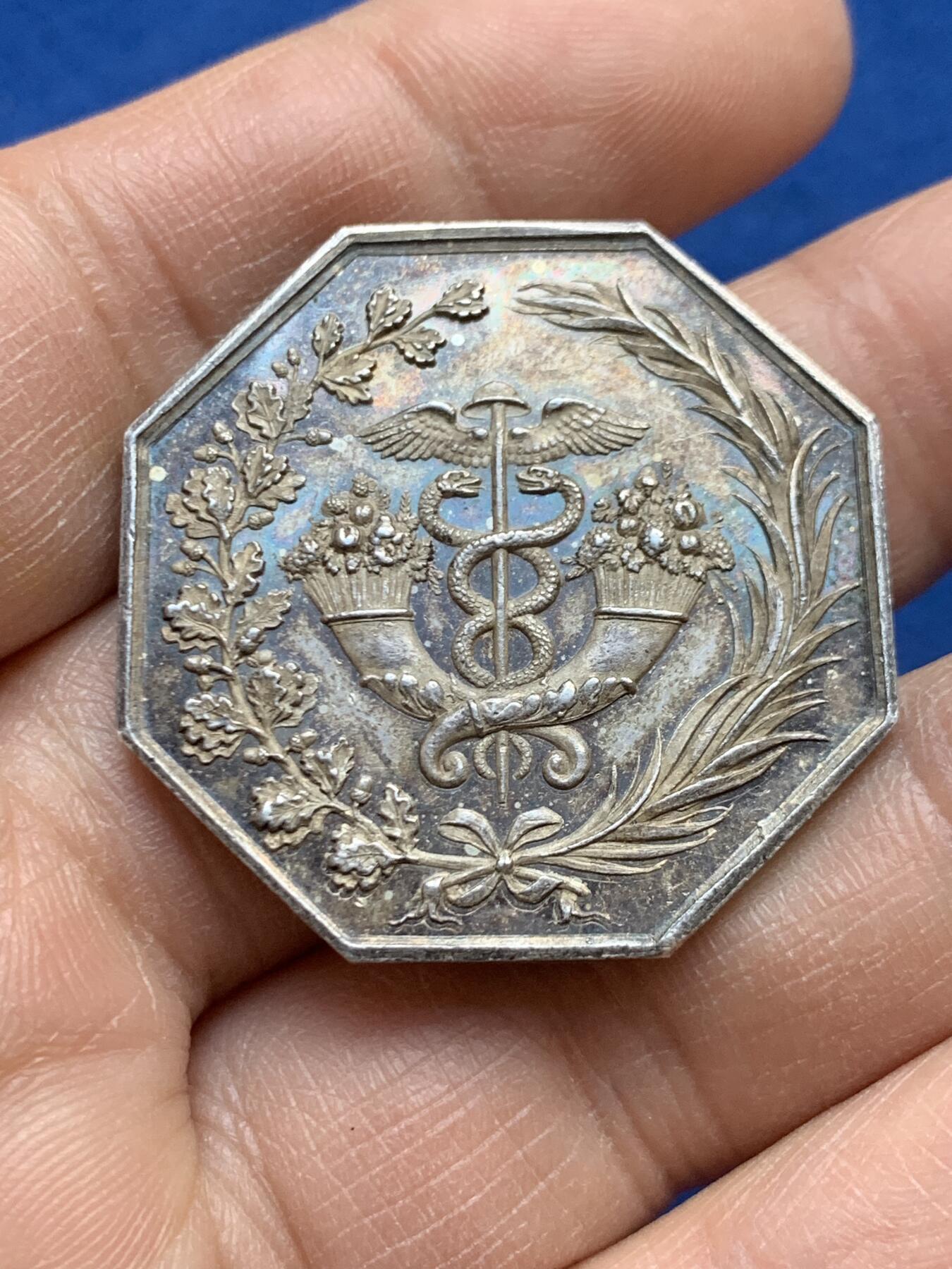 《竞宝斋》第452场 周日，周一 2场连拍 （全场包邮，欢迎送拍） 法国波尔多银行八角银质代币，19.3克，34.6mm，神灯边铭，双面油彩包浆，非常值得品鉴收藏