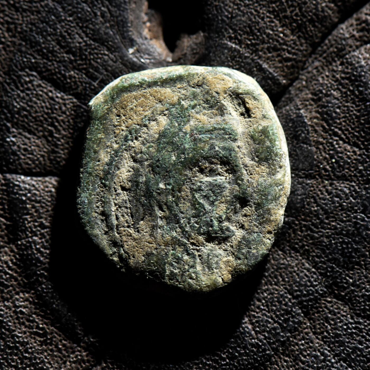 【良泉】第45期【直播场】1月15日晚19.30点开拍！ 208组，西方古代钱币、丝路古珠杂项专场 【铭文清晰】公元20-40年【纳巴泰王国】《圣经》中记载的阿雷塔斯四世发行的铜币，正面为阿雷塔斯四世和皇后莎琪拉特，背面为纳巴泰阿拉姆语“纳巴泰国王阿雷塔斯”3.54克