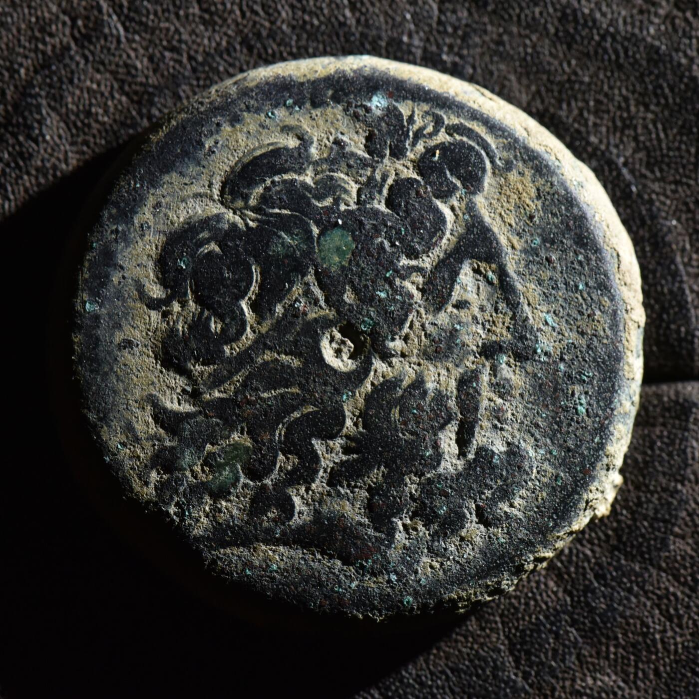 【良泉】第45期【直播场】1月15日晚19.30点开拍！ 208组，西方古代钱币、丝路古珠杂项专场 【34.01克】公元前246-221年【古希腊】埃及托勒密三世，半德拉克马大铜币