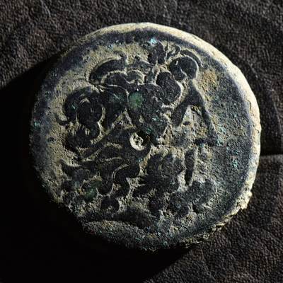 【良泉】第45期【直播场】1月15日晚19.30点开拍！ 208组，西方古代钱币、丝路古珠杂项专场 - 【34.01克】公元前246-221年【古希腊】埃及托勒密三世，半德拉克马大铜币