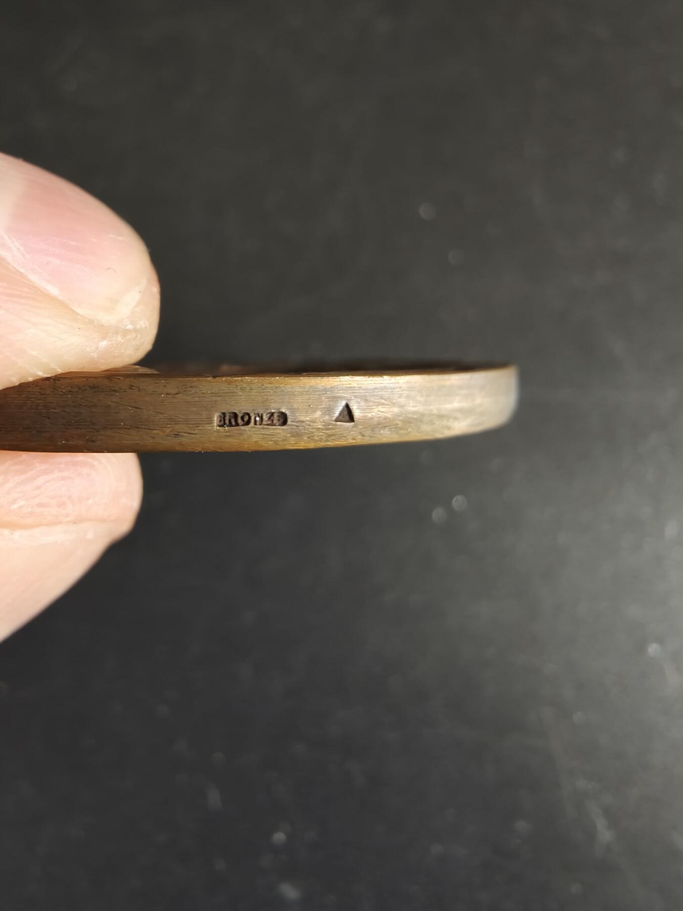 老王徽章第172期 法国圣朱利安昂日内瓦农业竞赛大铜章    原盒     直径50mm    重量51.1g      大师P.Grandhomme作品    