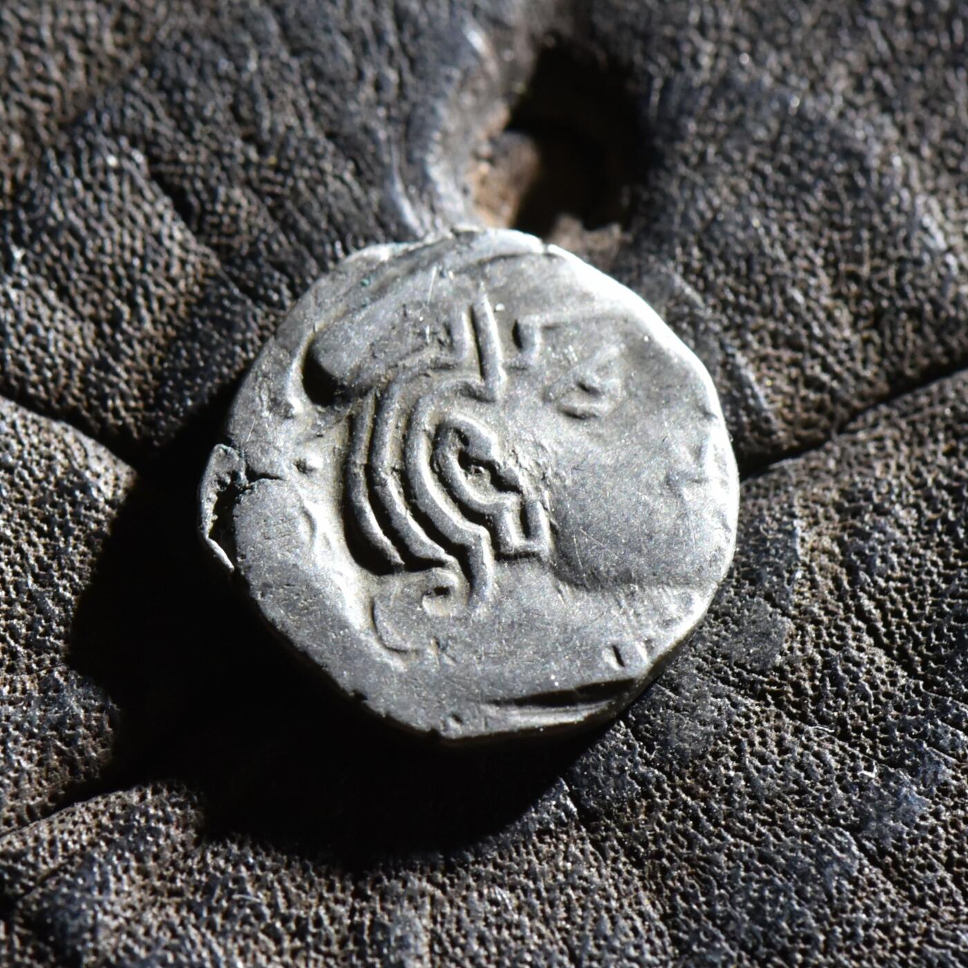 【良泉】第45期【直播场】1月15日晚19.30点开拍！ 208组，西方古代钱币、丝路古珠杂项专场 公元3世纪【西郡太守】西萨特拉普王朝，婆罗米文，背三拱佛丘、星月银币，2.35克