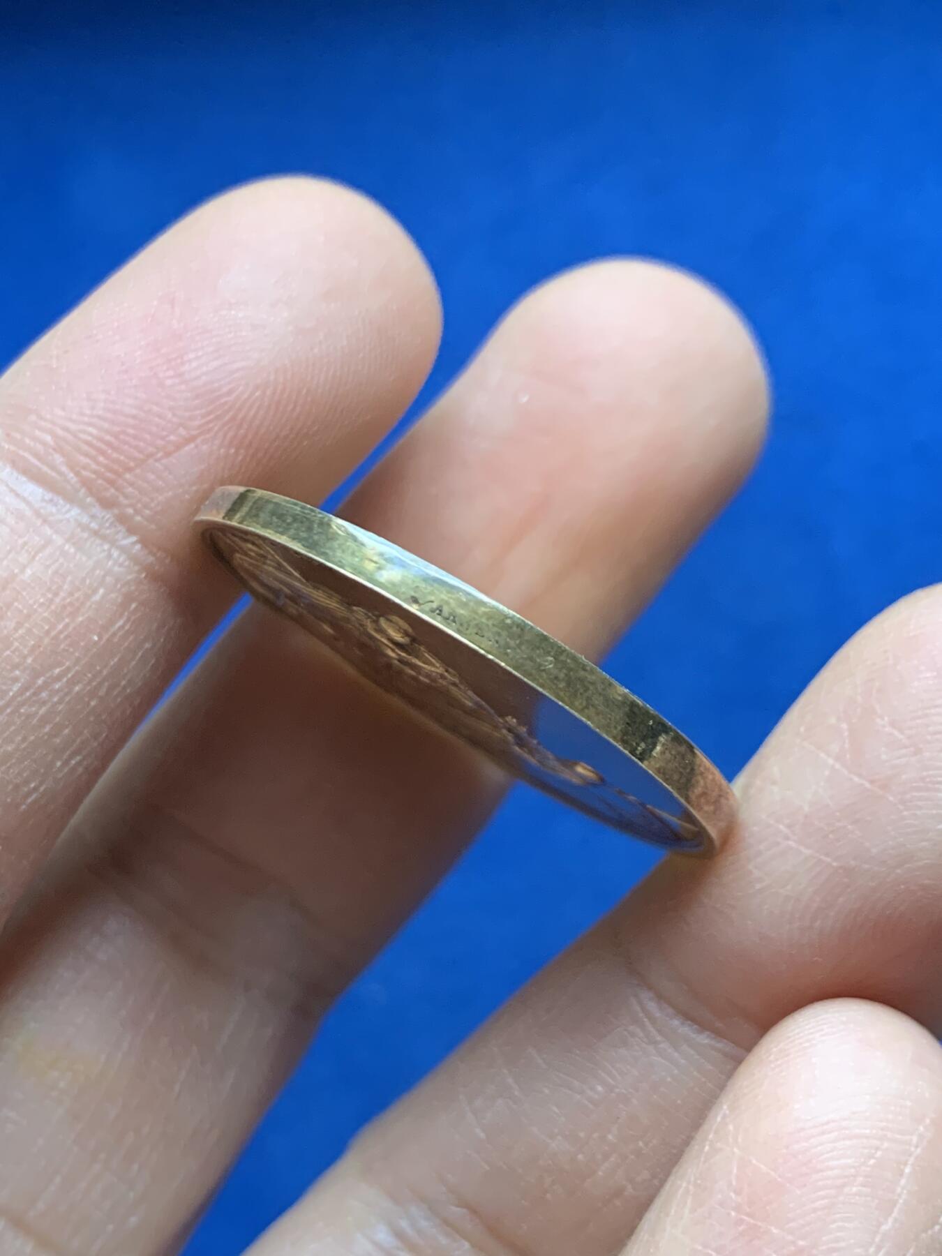 《竞宝斋》第452场 周日，周一 2场连拍 （全场包邮，欢迎送拍） 法国1895年结婚纪念镀金银章 30.5MM 11.75g 稀少烟斗边铭 