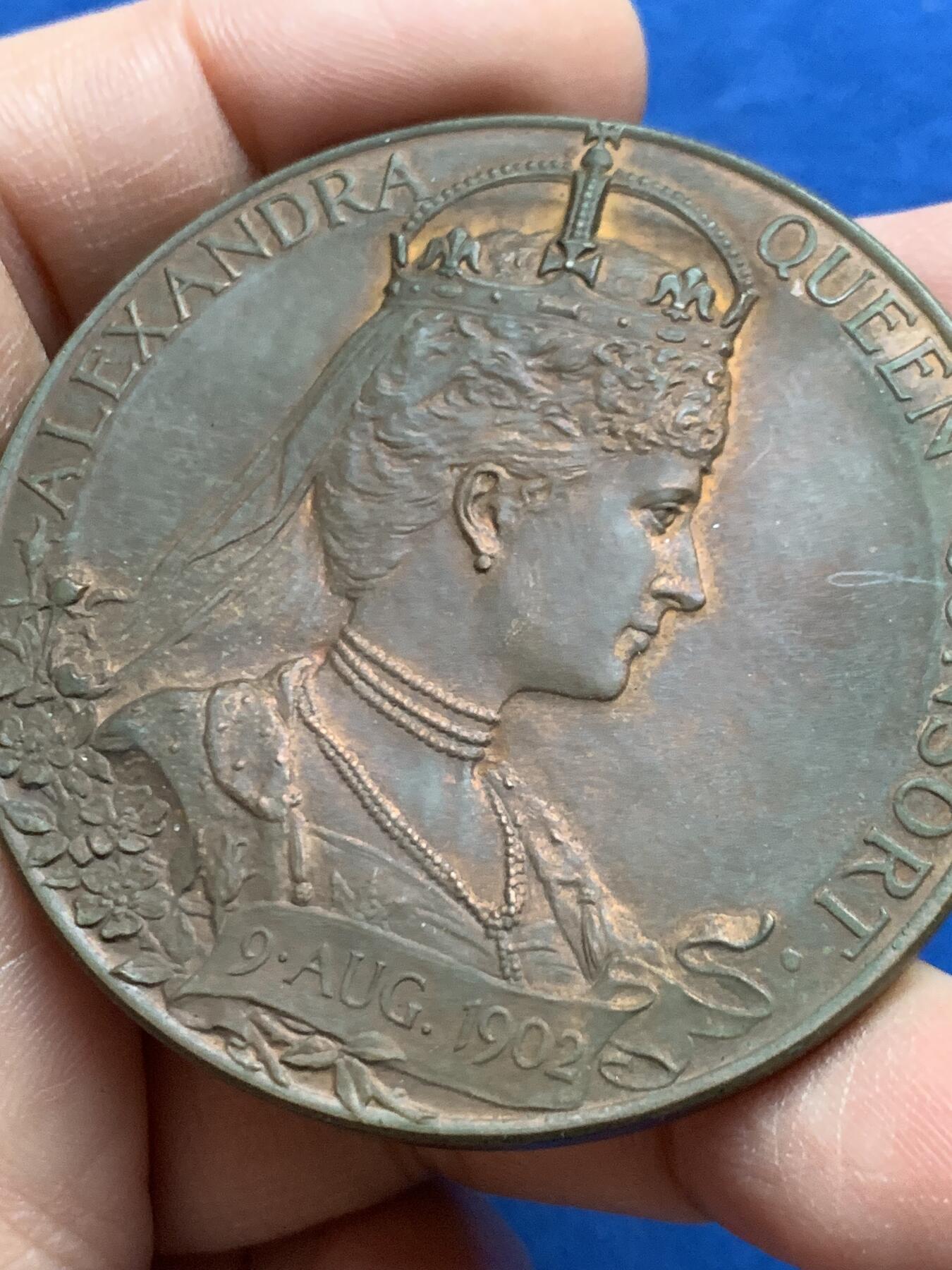 《竞宝斋》第452场 周日，周一 2场连拍 （全场包邮，欢迎送拍） 英国 1902年 爱德华七世夫妇加冕典礼纪念大铜章 巧克力包浆 81.45克 55.2mm 原盒